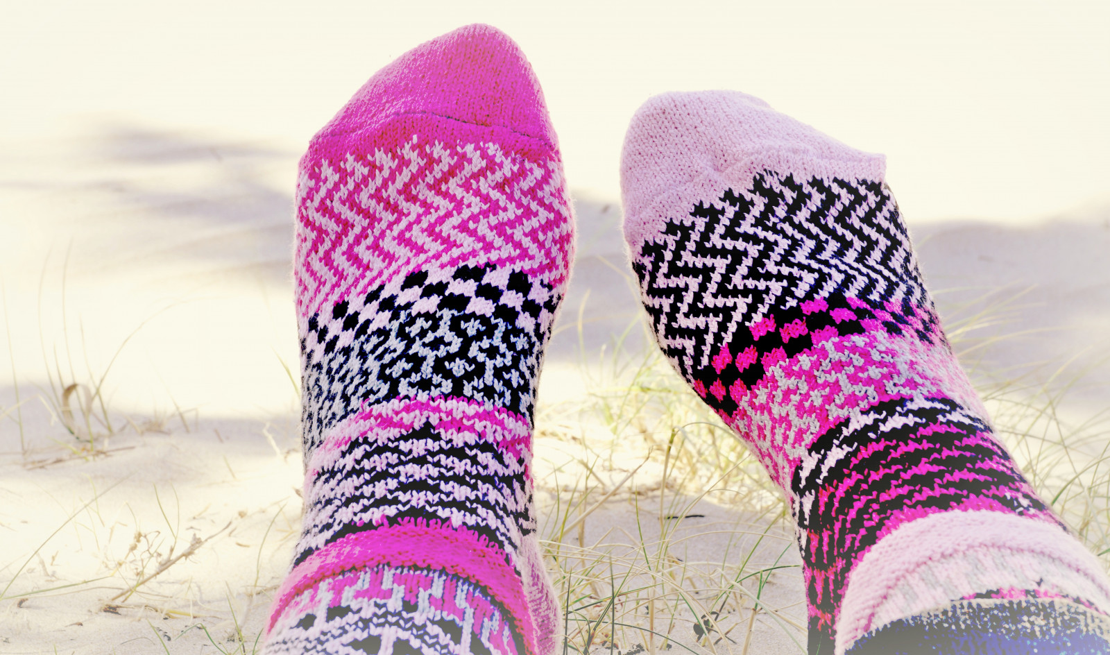 smileonsundaysillysocks, smileonsunday, sillysocks, lifestooshorttowearidenticalsocks, 48breaktherulesfor117in2017, 117in2017, 117picturesin2017, porušit pravidla, ponožky, sox, na pláži, venku, venkovní, písek, inverlochauvic, jasný, živý, thegreatoutdoors, Inverloch, inverlochvic, cottonsocks, lifestooshorttowearmatchingsocks, solmatesocks, vyrobeno v USA, socksmadewithrecycledcotton, Sony, sonyslta65v, flowrwolf