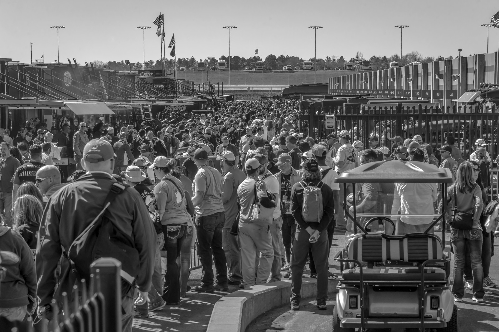 lidé, černobílý, město, ulice, auto, vozidlo, silnice, fotografování, Spojené státy americké, stadión, Georgia, motorsports, metropole, fanoušci, Atlanta, struktura, infrastruktura, Nascar, pěší, Baw, Černý a bílý, chladný, venkovní, Černá bílá, styl, dav, BNW, blacknwhite, geotagged, Spojené státy, lidé, rekreace, fotografové, dav, urban area, Černý a bílý, monochromatické fotografování, Metropolitní oblast, Hampton, závodní dráha, monochromeblackandwhite, autoracing, blackwhitephoto, pn, panika, Sprintcup, masy, basebalové čepice, Golfcart, Infield, příliš mnoho lidí, Nascarrace, Moři, Atlantamotorspeedway, Automobileracing, Nascarracing, Rychlostní motory, Nascarfans, Nascarhauler, Hamptongeorgia, Sprintcupseries, Nascarsprintcupseries, Národní asociace pro boj se zdravotním postižením, Hamptonga, Americanmotorsports, Nascargarage, Sprintcupgarage, Únor2016, Foldsofhonorquiktrip500, Geo lat 3338474753, Geo lon 8431622342, Cloverranchmobilehomepark