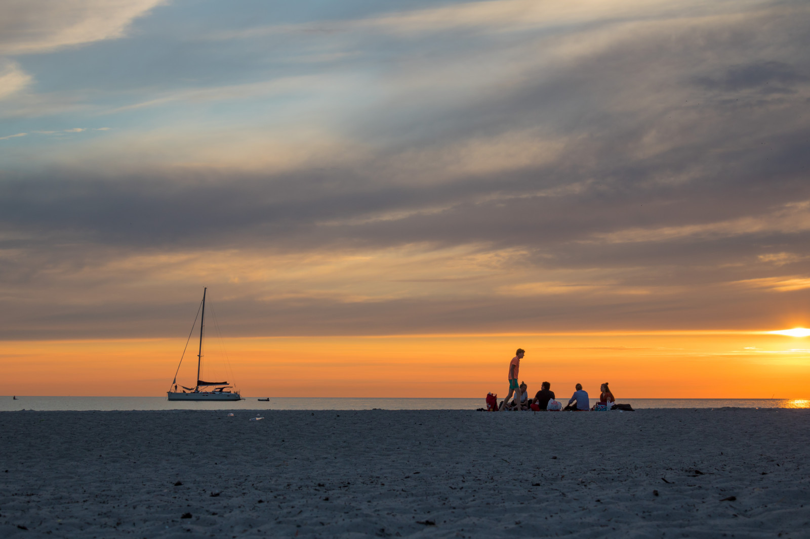 slunečnímu záření, lidé, loď, západ slunce, moře, pobřeží, písek, silueta, pláž, svítání, večer, ráno, pobřeží, slunce, horizont, soumrak, mrak, svítání, oceán, vlna, pramen, solnedg ng, siluett, hav, b t, m nniska, Skan r, exif modelu canoneos760d, geocountry, Kamera aby kánon, geocity, Model fotoaparátu canoneos760d, geostate, geolocation, EXIF čočka efs18200mmf3556is, exif aby kánon, EXIF isospeed 100, EXIF otvor 71, exif focallength 35mm, odlesk