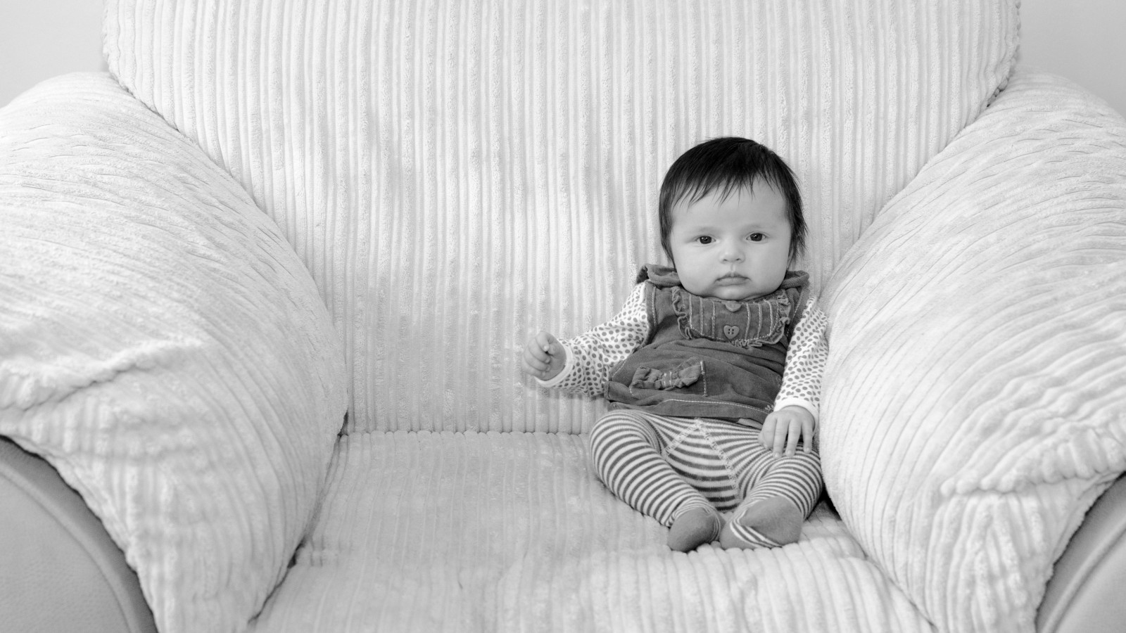 hvid, sort, monokrom, sidder, seng, fotografering, stol, baby, Person, sort og hvid, barn, pige, smil, sort hvid, sofa, fotografi, møbel, komfort, øjebliksbillede, sort og hvid, monokrom fotografering, portrætfotografering, produkt, lille barn, spædbarn, gråtoner, lænestol, lyla