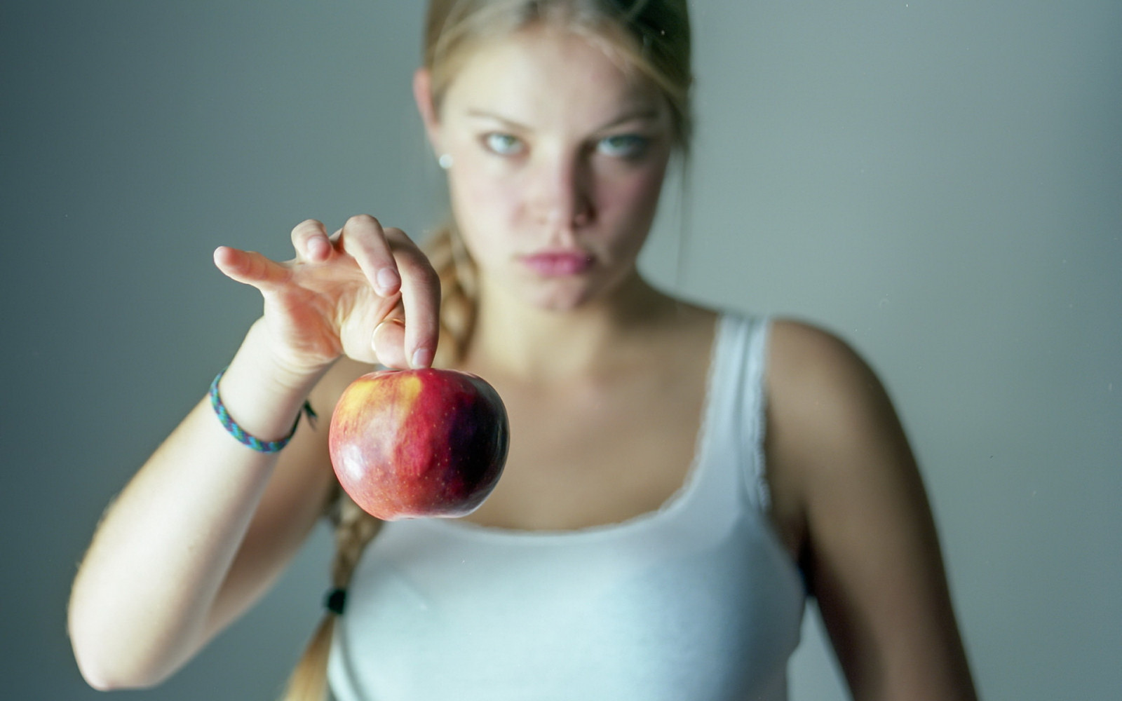 mujer, cara, rubia, Manzanas, manos, Fruta