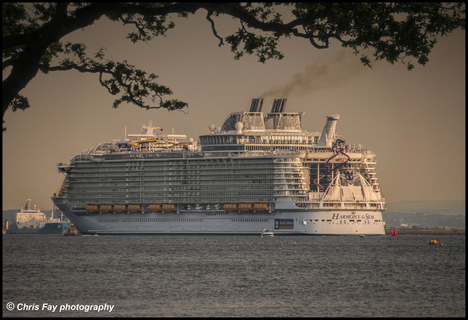 skib, hav, vand, himmel, aften, krydstogtskib, yacht, UK, sejlads, afgang, scape, Havn, fartøjer, kanal, rejse, krydstogtskib, vandveje, southampton, motor skib, passagerskib, oceandamper, liner, royalcarribeancruiselines, water transportation, livestock carrier