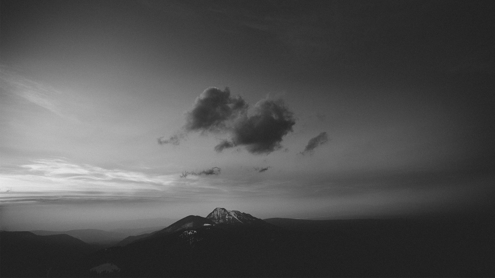 landskab, sort, monokrom, himmel, fotografering, morgen, tåge, måneskin, horisont, atmosfære, skumring, lys, Sky, tåge, bjerg, vejr, daggry, bølge, mørke, atmosfærisk fænomen, atmosfære af jord, sort og hvid, monokrom fotografering