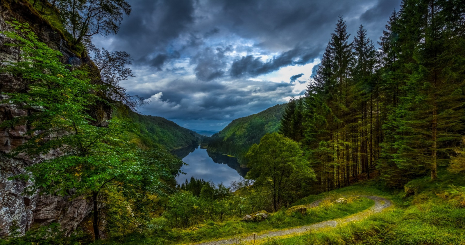 copaci, peisaj, pădure, munţi, cascadă, lac, natură, reflecţie, iarbă, nori, Norvegia, parc național, fiord, vale, treci de munte, pustie, curent, cale, Alpi, platou, creastă, nor, copac, toamnă, Munte, ținut muntos, fenomen atmosferic, forme de relief muntoase, landform, caracteristică geografică, șir de munți, caracteristică de apă