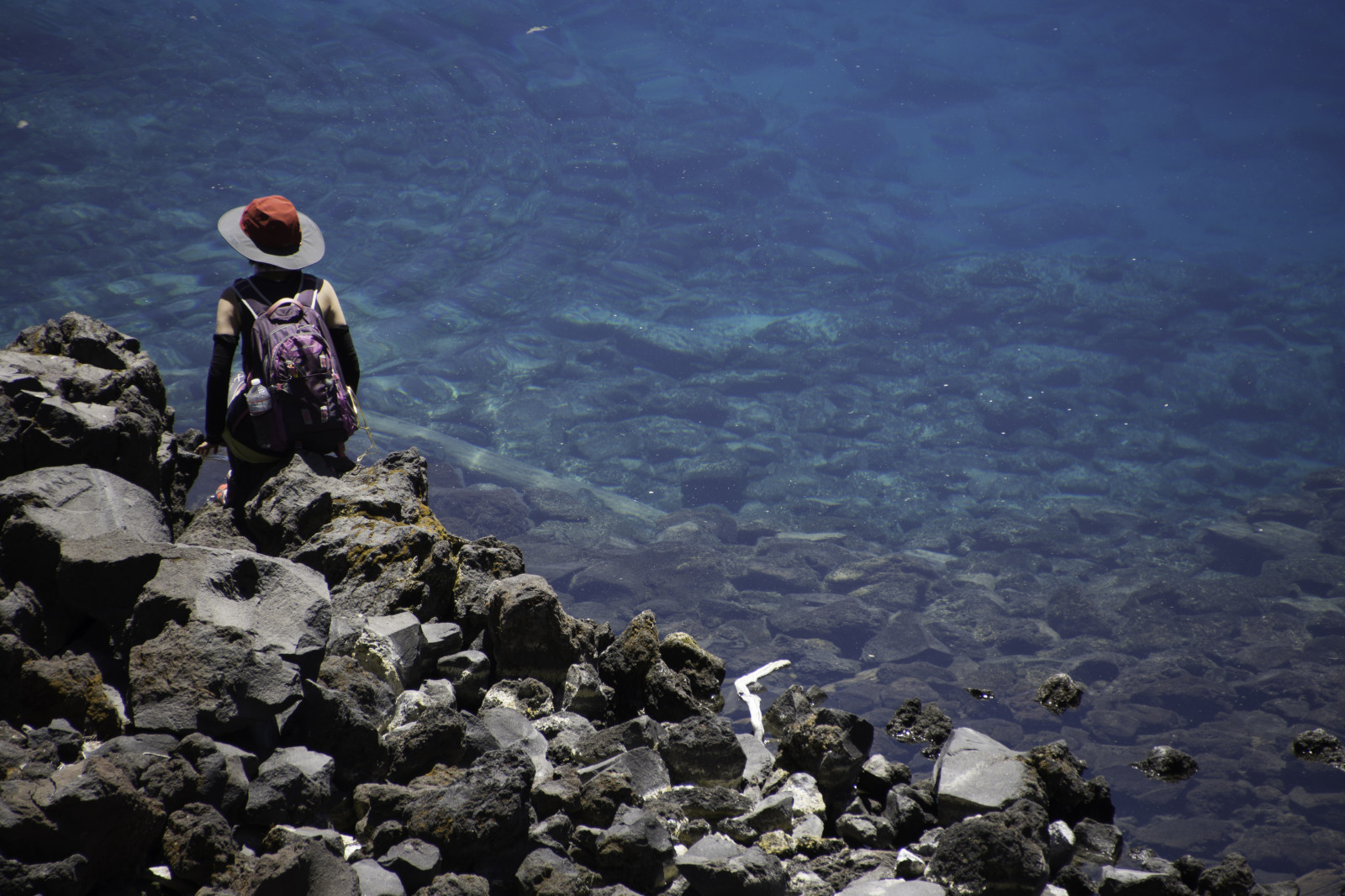 Wallpaper : craterlake, hat, lake, stones 6000x4000 - - 1077487 - HD ...