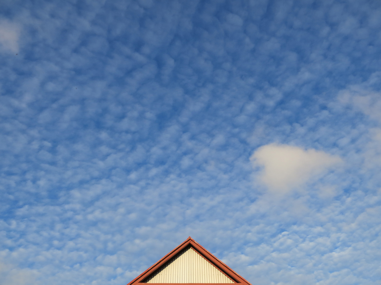 slunečnímu záření, město, minimalismus, nebe, mraky, Dům, modrý, trojúhelník, Kánon, vítr, atmosféra, Island, Reykjavik, G15, mrak, střecha, čára, ciel, mraky, ville, maison, křídlo, toit, Islande, Atmosféra Země, meteorologický jev, kupa