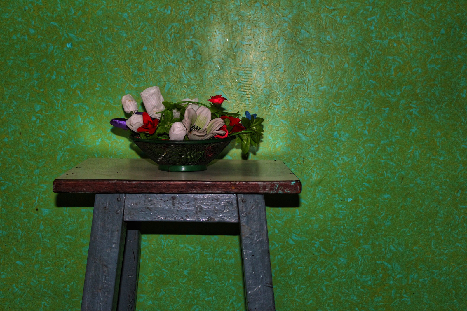 bílý, květiny, Červené, stěna, stůl, zelená, růže, ozdoby, UMĚNÍ, květ, dekorace, domů, vydržet, stálý život, stolice, zátiší fotografování, deco, domácí výroba, bestoutofwaste, greenbackground