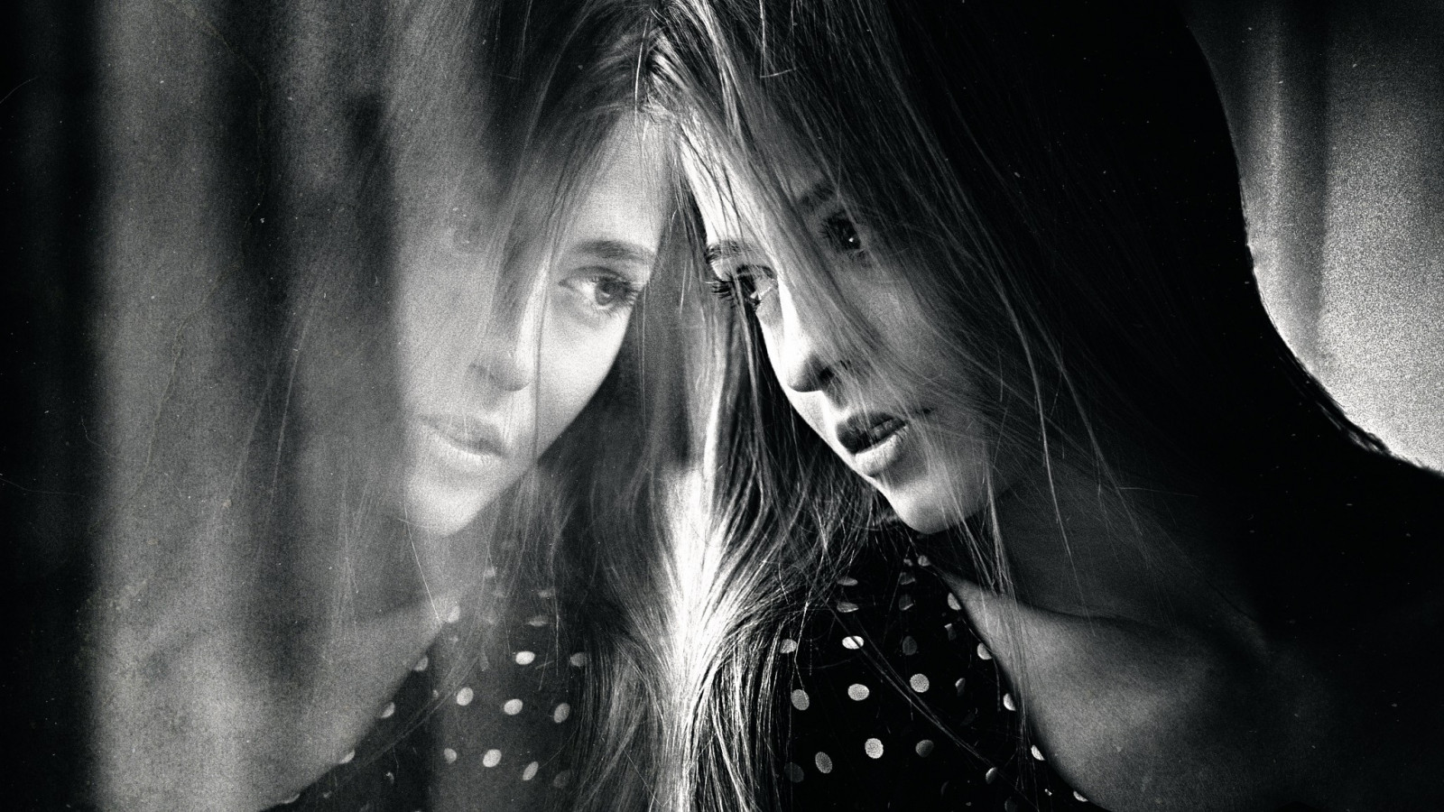 Černá, ženy, černobílý, model, portrét, odraz, fotografování, emoce, tma, 2048x1152 px, Černý a bílý, monochromatické fotografování, Film noir, interakce