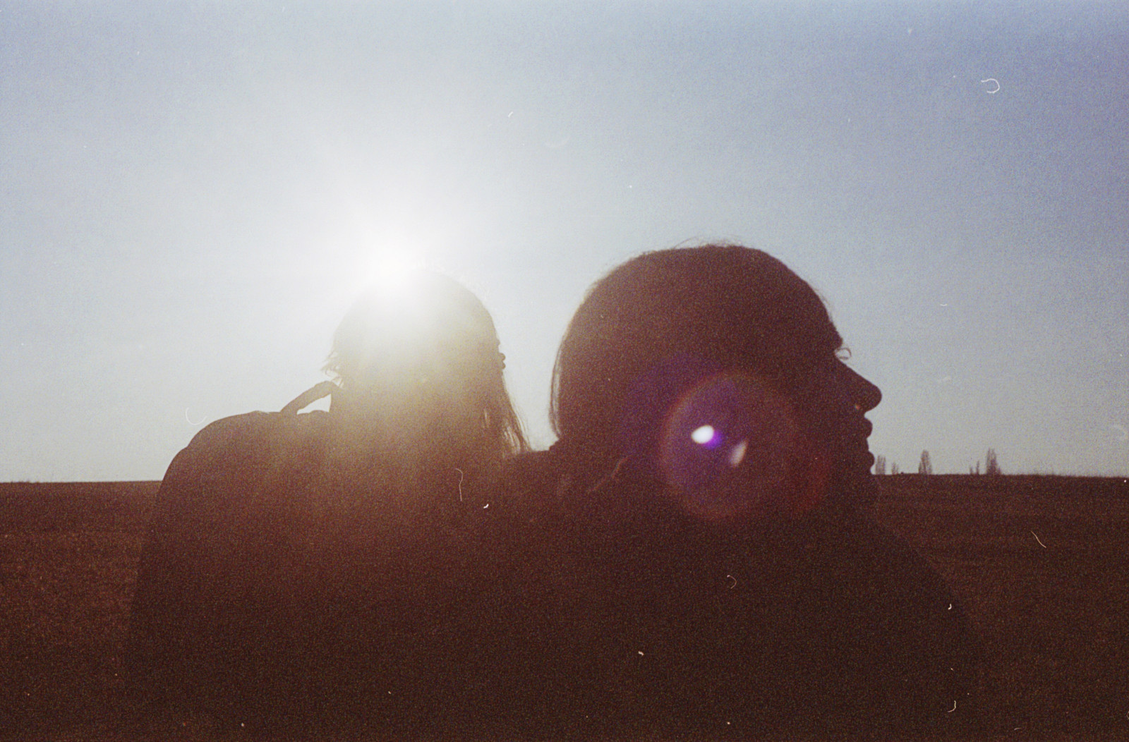 zima, chlapec, nebe, lidé, hnědý, slunce, dívka, pole, silueta, analogový, horizont, lensflare, prošlý, fujisuperia400, pentaxsupera, Skřítek, Helios44m58mm