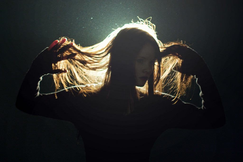 světlo, zaprášený, dívka, temný, šílený, lesk, mladý, dlouhé vlasy, ryšavý, Pojmový, jednoduchý, lesklý