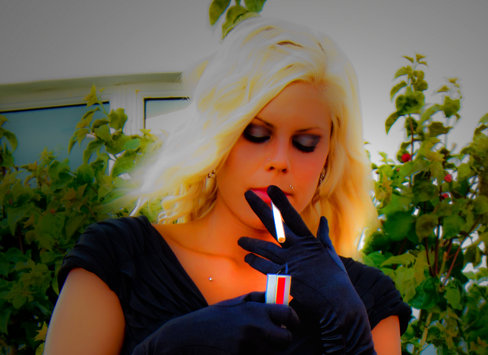 blondýnka, elegantní, blond vlasy, vinětace, luxus, platina, elegance, colibri, Dunhill, koktejlové šaty, Blueflame, Lightingcigarette, womansmoking, platinumblonde, Dívčí kouření, Elbowgloves, Lightcigarette, Dunhilllights, Mikrodermály, Womansmokingcigarette, Luxusní značky, dermals, Girllightingcigarette, Kolibříkáři, Quantumsst, Kolibriquantumsst, Kolibrille, Colibrimanifestquantum
