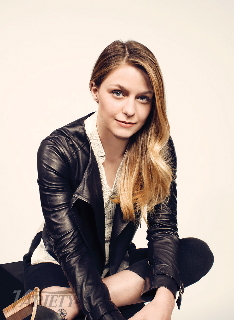 Wallpaper : actress, women, Melissa Benoist, blue eyes, sitting, simple