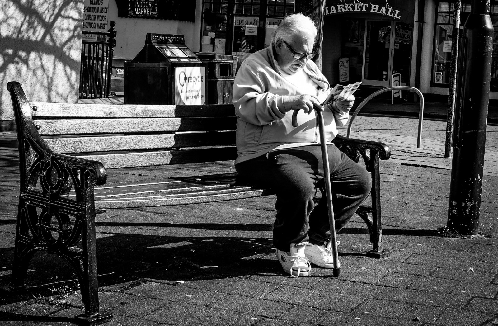 lidé, bílý, Černá, černobílý, ulice, sedící, silnice, fotografování, čtení, hudebník, lavice, stojící, infrastruktura, Černý a bílý, dívka, tělesné, muž, člověk, styl, fotografie, fuji, streetphotography, x100t, x100s, momentka, lepit, Černý a bílý, monochromatické fotografování, noviny, xSeries, x100f, Ormskirk, fujix100t, fujix100f, human behavior