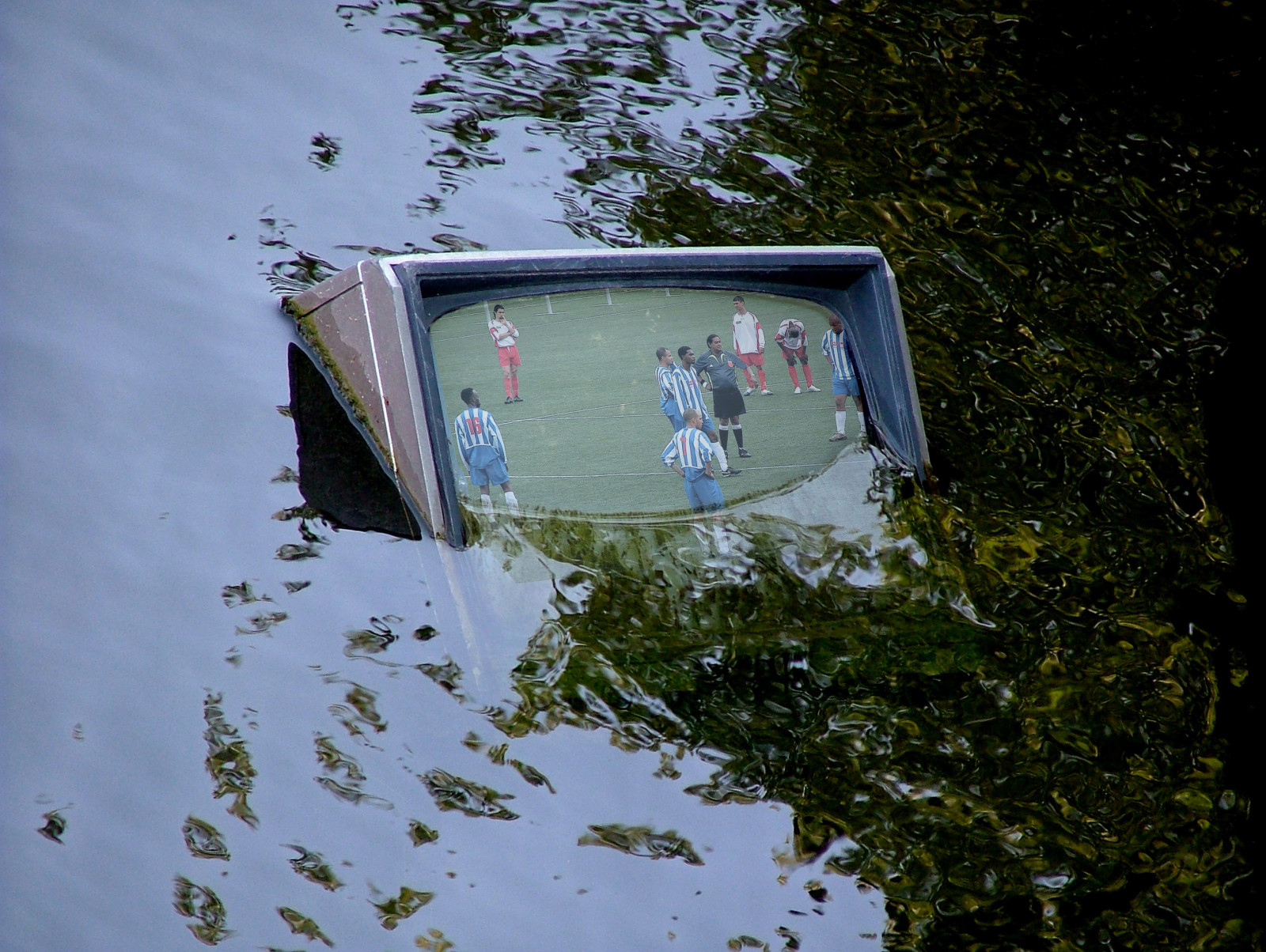 voda, odraz, tráva, nebe, zelená, televize, rádio, strom, list, rostlina, nederland, dec2012, Trappen, roel1943, roelwijnants, roelwijnantsfotografie, voetbal, Grens, Dood, Tolerance, Tuig, Geweld, Slaan, Schelden, Gedrag, Doodslag, Koningvoetbal, Dooddoorgeweld, Doornintoog, Zachteheelmeesters, Riddertevoet, Abnormaedgedrag