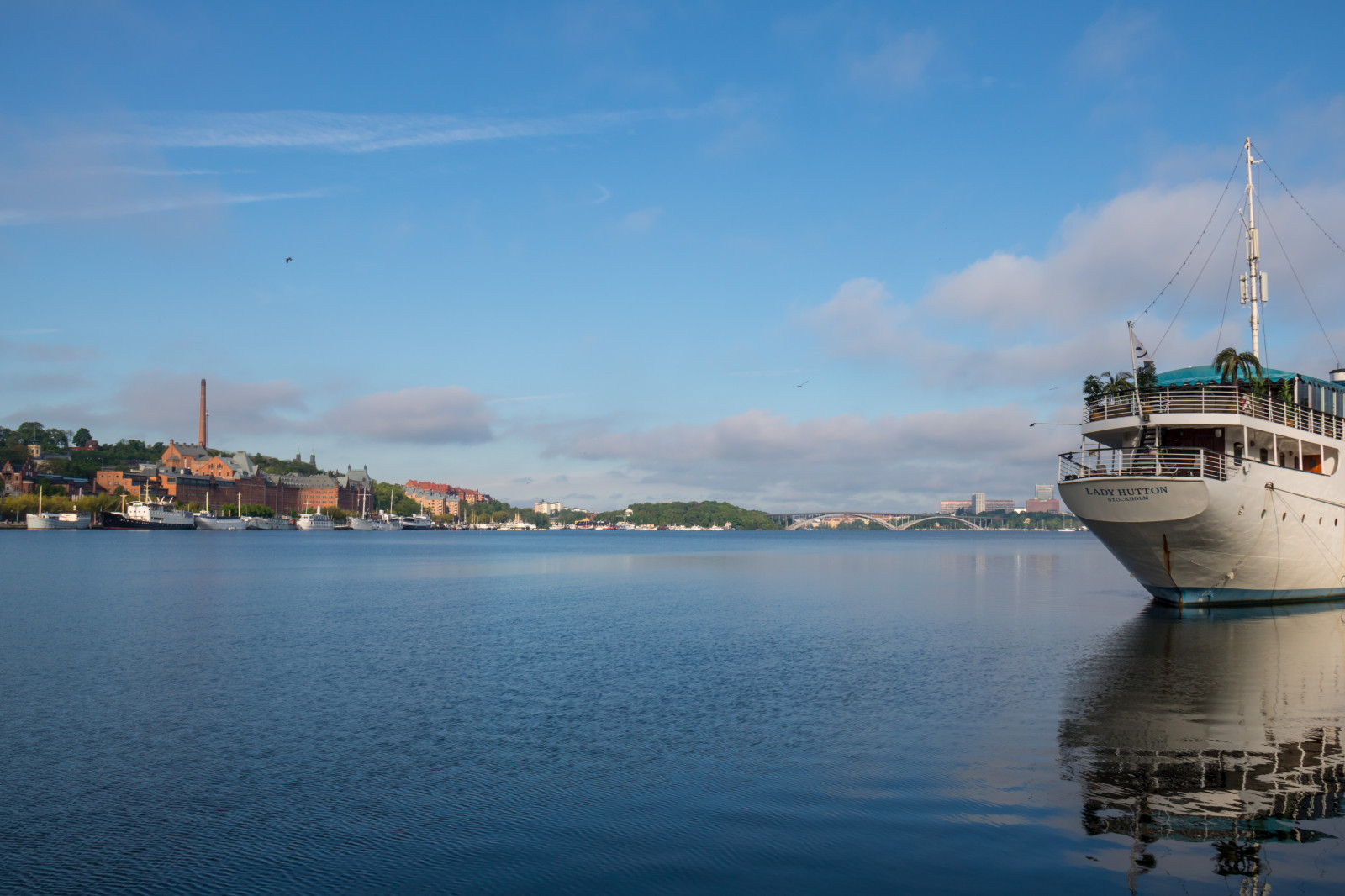 skib, båd, hav, by, Bugt, vand, afspejling, himmel, køretøj, kyst, havn, horisont, krydstogtskib, Stockholm, dok, skumring, yacht, ferie, Marina, ocean, stad, b t, Havn, fartøjer, reflektion, exif model canoneos760d, geocountry, kamera gør kanon, geocity, kameramodel canoneos760d, geostate, geolocation, exif linse efs18200mmf3556is, exif gøre kanon, exif isospeed 100, exif focallength 20mm, exif åbning 10, attackfoto, attackfoto7, m lardrottningen, vandveje, passagerskib