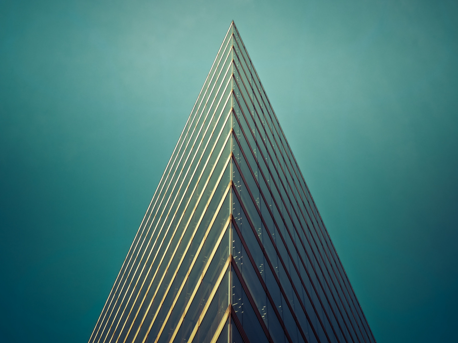 panoráma města, noc, minimalismus, budova, odraz, nebe, symetrie, panoráma, mrakodrap, modrý, věž, čisté nebe, horizont, metropole, spirála, tvar, čára, mezník, Metropolitní oblast, panelový dům