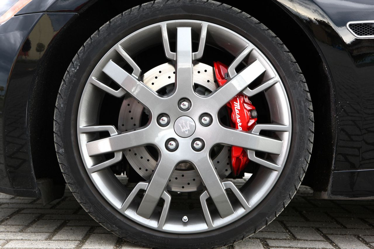 auto, vozidlo, sportovní auto, pneumatika, Maserati, volant, limuzína, netcarshow, netcar, obrázky vozidel, photo auto, 2011, kolo, GranTurismo S, okraj, superauto, pozemní vozidla, automobilového designu, automobilový exteriér, automobil make, luxusní vůz, nárazník, automotive pneumatiky, sportovní sedan, městské auto, mluvil, kola z lehkých slitin