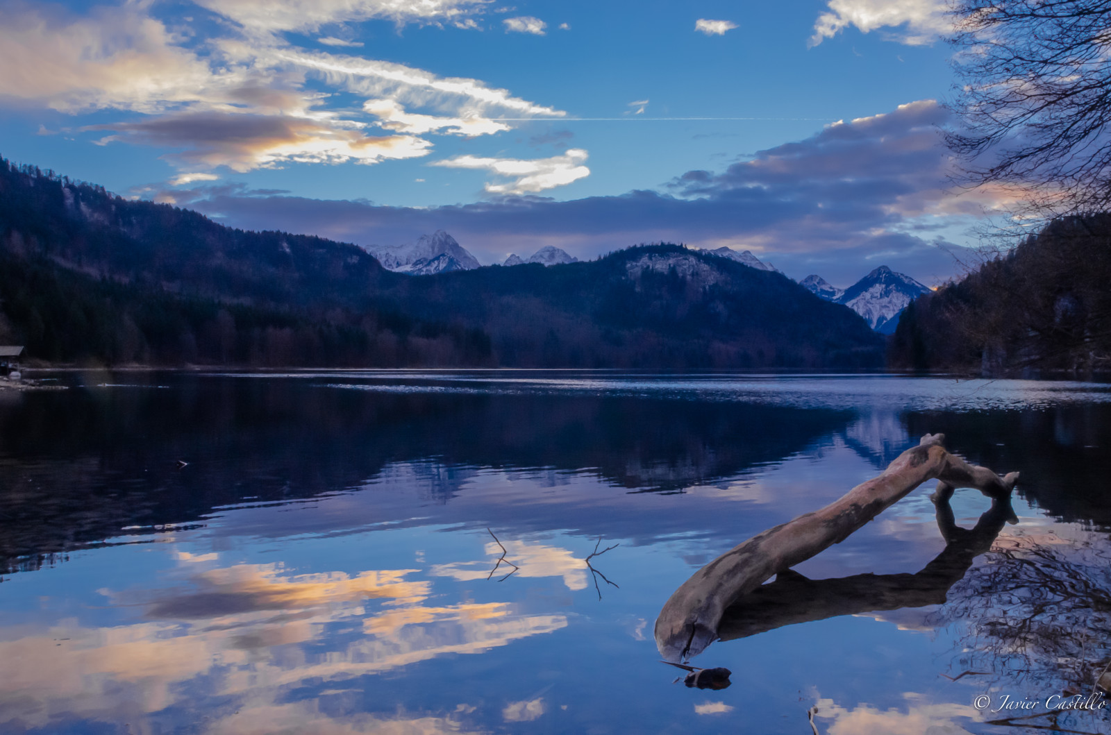slunečnímu záření, krajina, hory, západ slunce, moře, jezero, voda, Příroda, odraz, nebe, sníh, svítání, večer, ráno, Německo, řeka, Nikon, divočina, soumrak, Hohenschwangau, 2014, mrak, strom, podzim, hora, svítání, odrazy, lago, Deutchland, nádrž, Baviera, D5100, jezero, atmosférický jev, horských reliéf, tělo z vody, pohoří, Alpsee, swangau