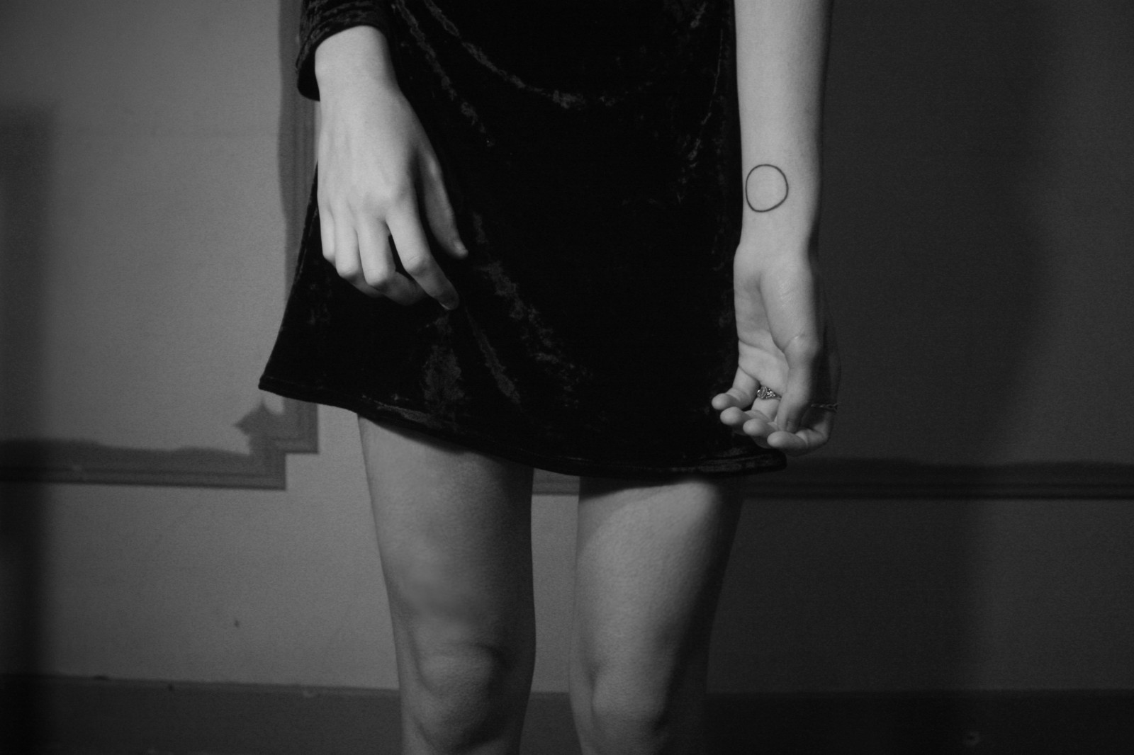 tělesné, bílý, Černá, dívka, móda, tetování, tenký, stíny, šaty, nohy, šperky, samet, prsten, tenký, velvetdress, circletattoo