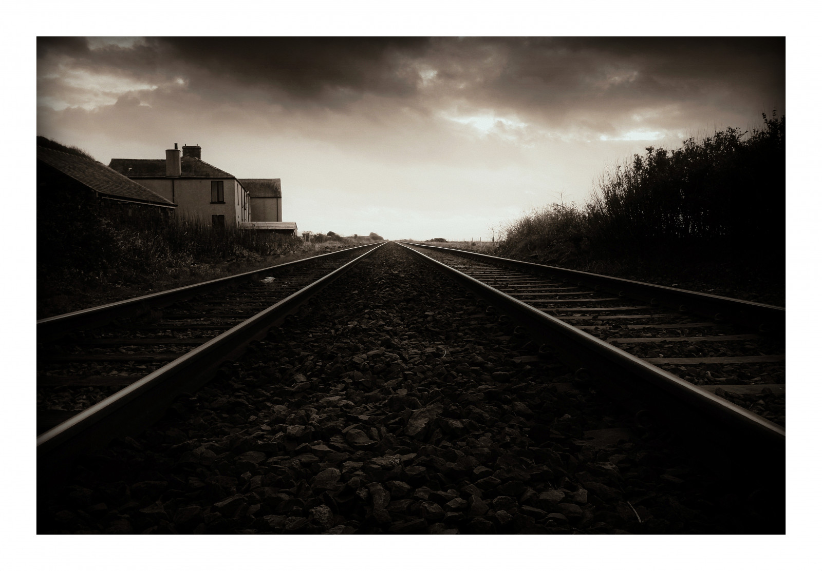 slunečnímu záření, stromy, krajina, světla, černobílý, nebe, fotografování, mraky, železnice, Dům, sépie, Kánon, horizont, kámen, Mono, Tamron, stíny, tělesné, Černá bílá, tvar, fotografie, dráha, cannon600d, raillines, atmosférický jev, Černý a bílý, monochromatické fotografování