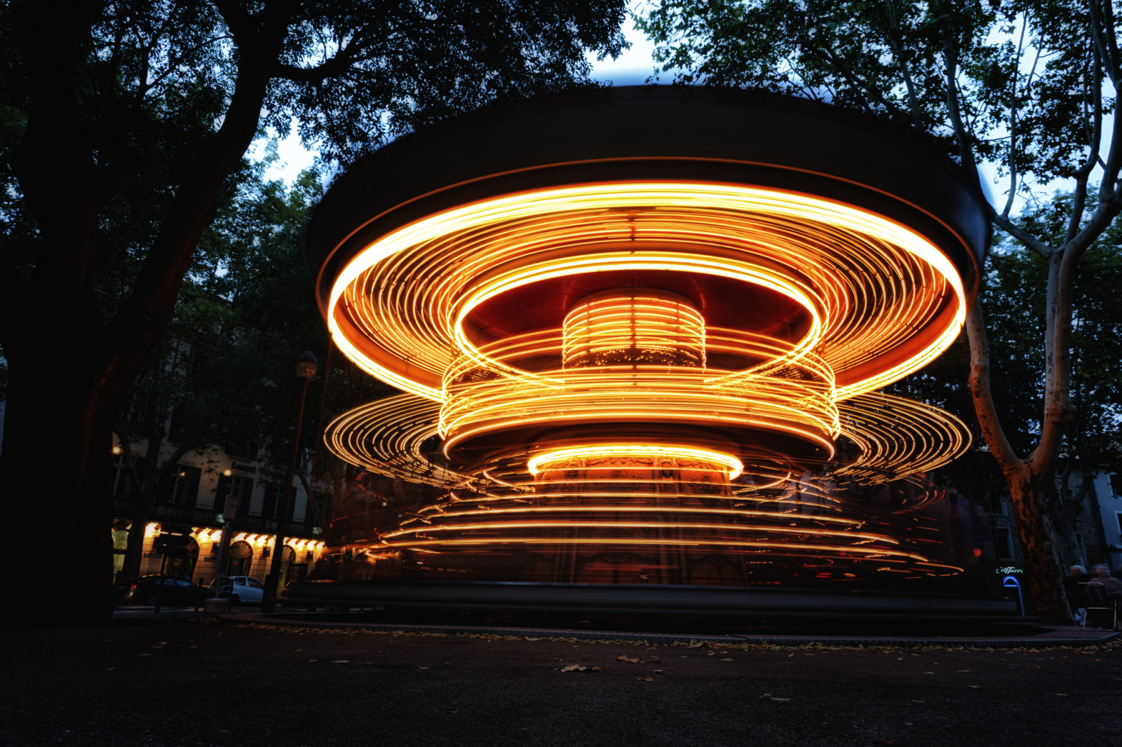 stromy, světla, temný, město, zaplněný, noc, architektura, Červené, kůň, nebe, park, hudba, večer, oranžový, náměstí, kruh, Francie, Evropa, soumrak, jasný, kolotoč, veletrh, nízký, atrakce, Provence, Karneval, světlo, longexposure, expozice, cestovat, předení, jezdit, Pohyb, hnutí, osvětlení, rozmazat, merrygoround, dřevěný, stohování, zarámovaný, patro, podlaha, dno, hledisko, tma, jezdec, otáčení, mezník, fasáda, rekreace, turistická atrakce, zábavní park, zábavní jízda, kolotoč, lighttrail, sekundy, zábava, rotující, točit se, pouťové, Nimes, nahoru a dolů, Carosello, Esplanadecharlesdegaulle