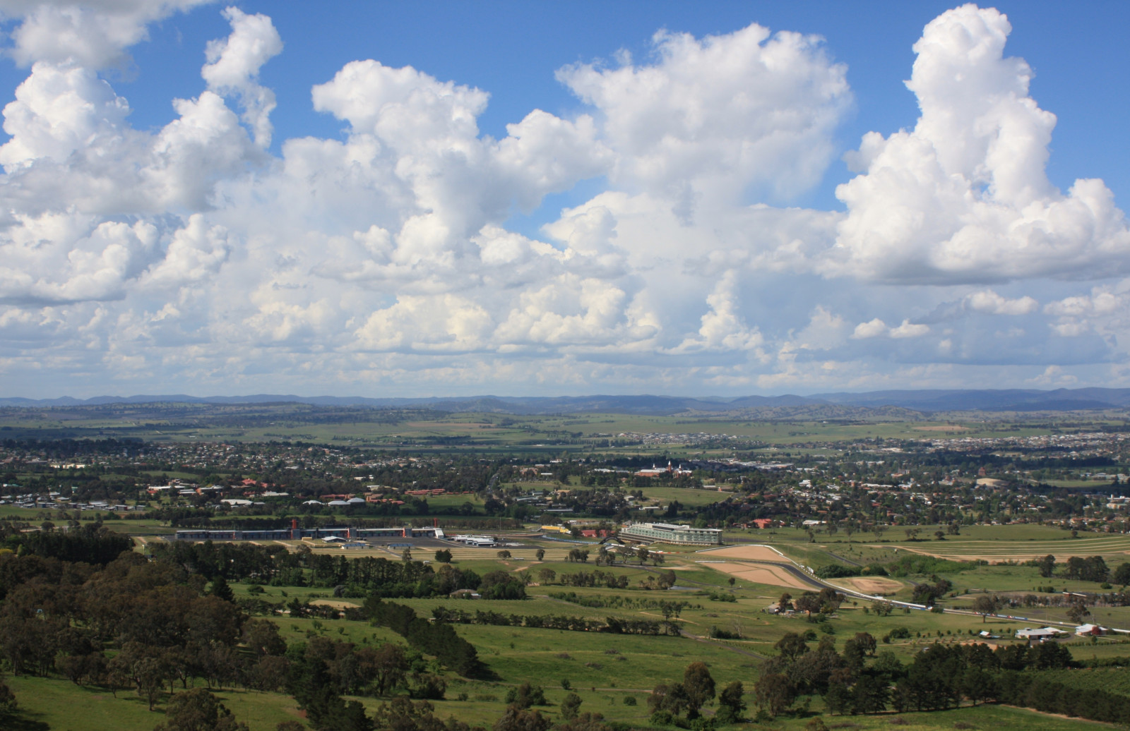 krajina, město, panoráma města, kopec, tráva, nebe, pole, fotografování, panoráma, horizont, panoráma, plošina, mrak, zemědělství, prostý, Bathurst, venkov, Atmosféra Země, lidské osídlení, obytný prostor, letecké snímkování, meteorologický jev, kupa, Pohled z vrcholu