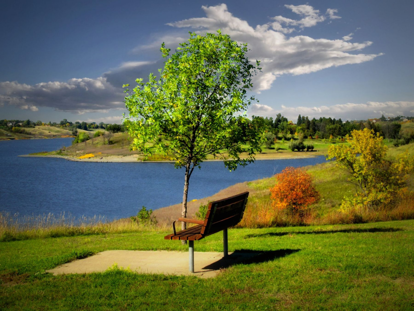 slunečnímu záření, stromy, krajina, podzim, kopec, jezero, voda, Příroda, odraz, tráva, nebe, pole, mraky, ráno, lavice, horizont, rybník, banka, mount scenérie, odpočinek, Lake District, Jamestown, mokřadní, mrak, strom, list, lučina, rostlina, pastvina, louka, prostý, nádrž, prérie, jezero, Severní Dakota, venkov, počítač tapeta, lužní