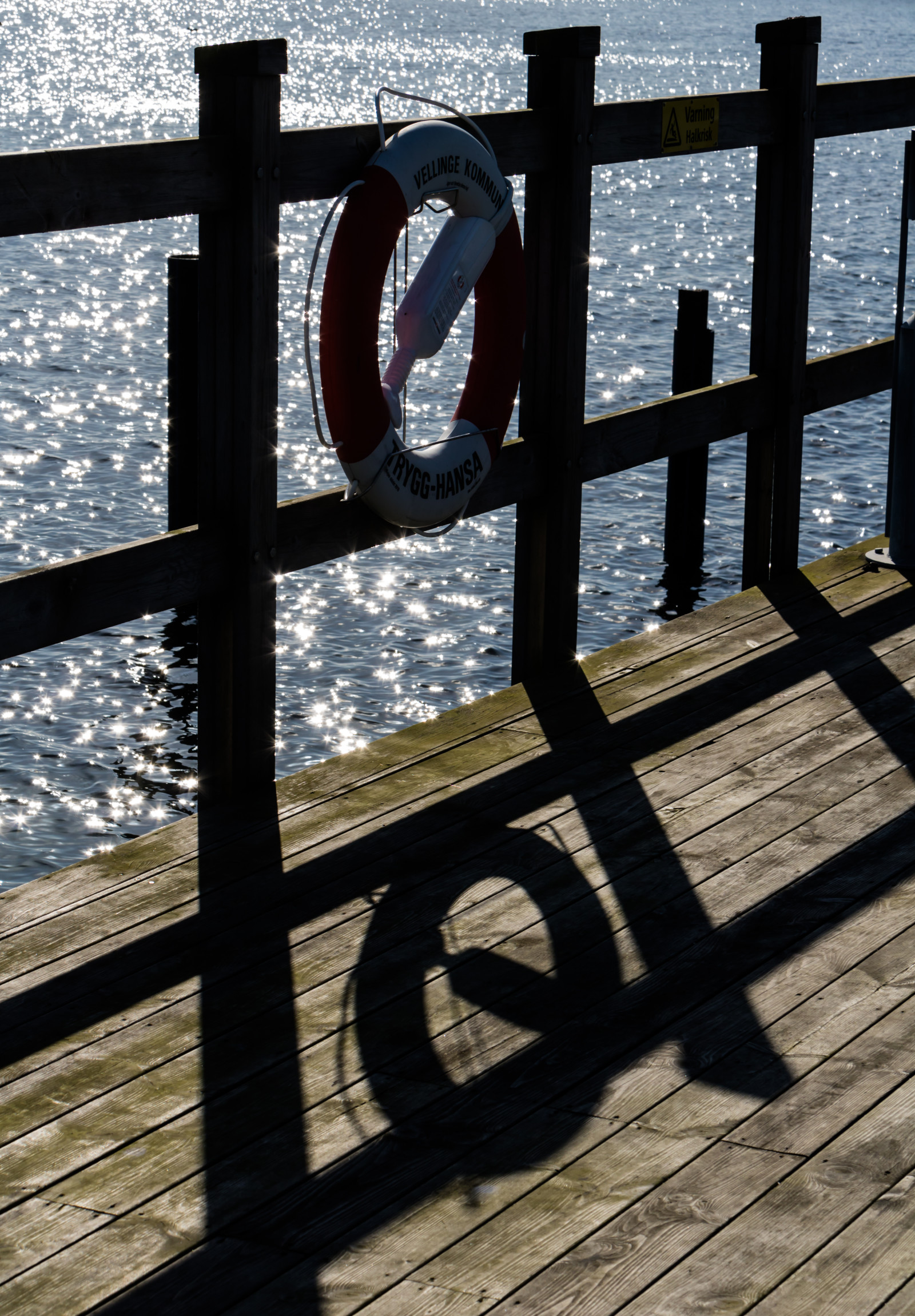 bílý, Černá, okno, moře, voda, odraz, stín, stěna, symetrie, modrý, UMĚNÍ, světlo, barva, železo, vatten, hav, tvar, fotografie, záchranný kruh, livboj, skugga, Falsterbo, obraz