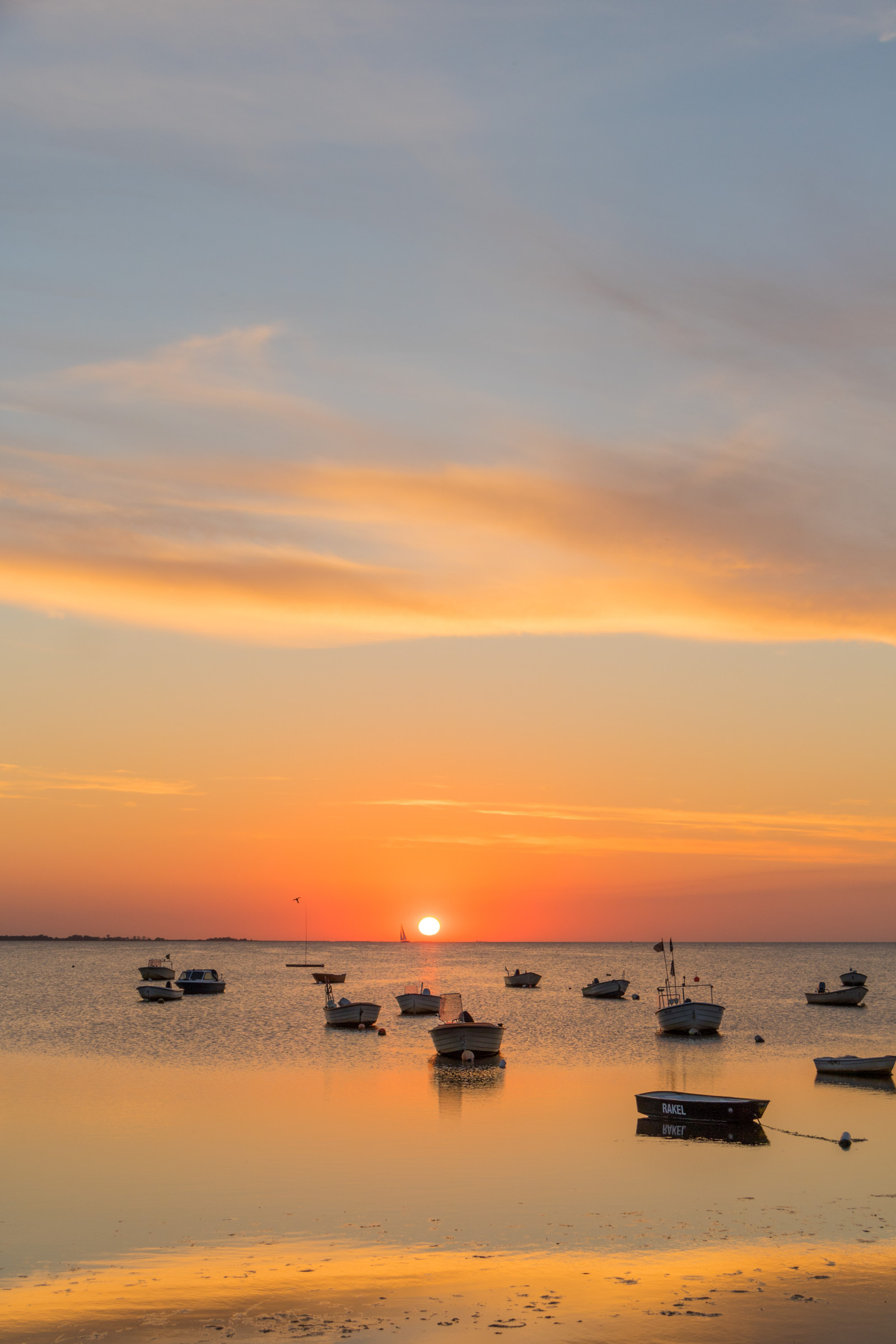 slunečnímu záření, loď, západ slunce, moře, voda, pobřeží, písek, nebe, pláž, svítání, večer, ráno, pobřeží, slunce, horizont, soumrak, slunce, mrak, svítání, oceán, zlatá hodina, vlna, nebe, solnedg ng, vatten, fiskehoddorna, hav, b t, moln, h llviken, exif modelu canoneos760d, geocountry, Kamera aby kánon, geocity, Model fotoaparátu canoneos760d, geostate, geolocation, EXIF čočka efs18200mmf3556is, exif aby kánon, EXIF isospeed 100, EXIF otvor 71, exif focallength 35mm, gyllenetimmen, odlesk, tělo z vody