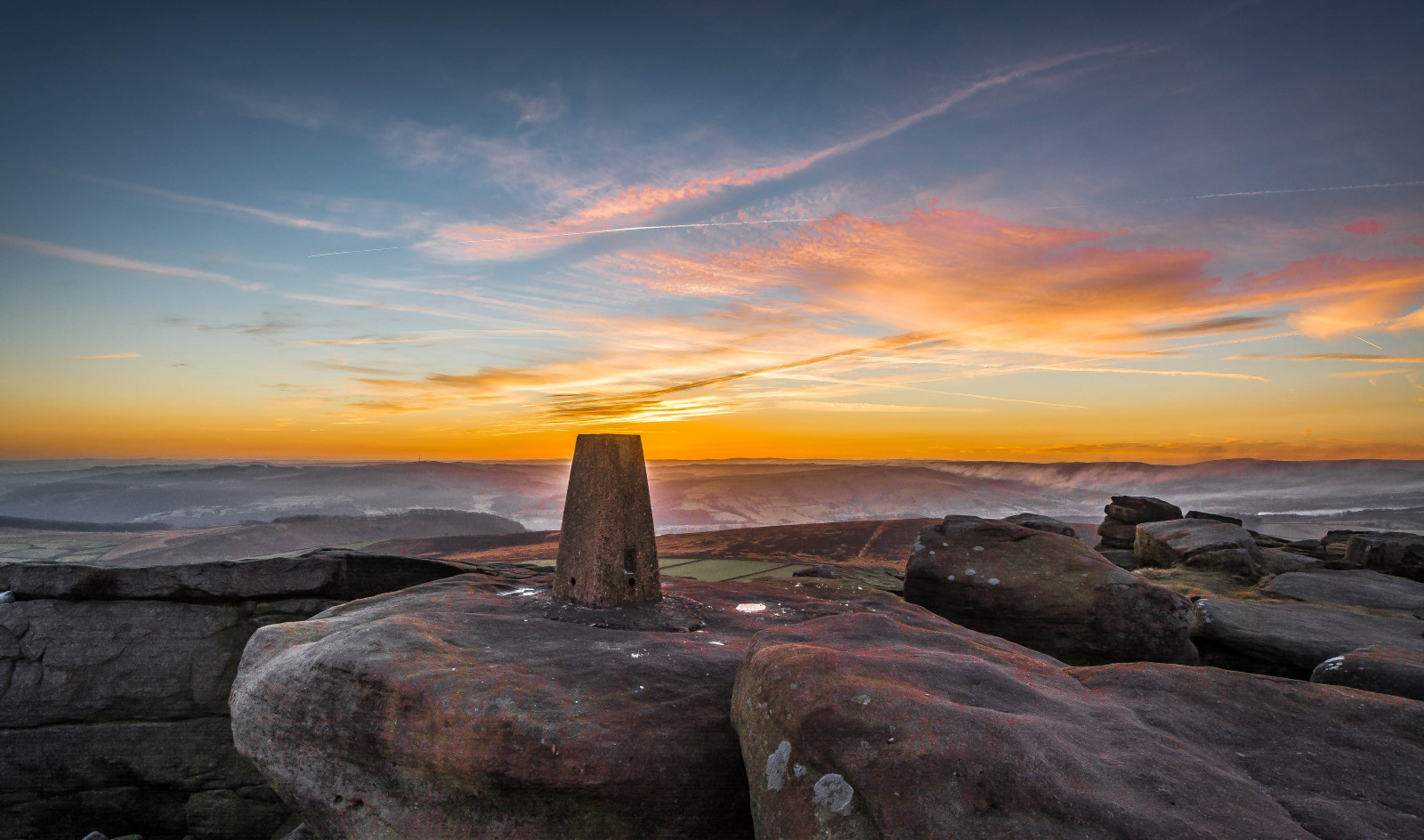 Spojené království, Derbyshire, venkovský, Příroda, britský, venkov, Fotoaparát, objektiv, zelená, žlutý, oranžový, kámen, Nikon, NIKKOR, turistika, chůze, čáry, mraky, nebe, modrý, mech, lišejník, ven, Potok, záře, tráva, imagesofengland, úžasný, slunečnímu záření, voda, světlo, slunce, venkovní, lučina, pole, krajina, kopec, stromy, rostlina, klidný, rašeliniště, hřbet, skvělý, národní, park, hora, vřesoviště, rašeliniště, údolí, Nový, d5200, Skála, Formace, paprsky, okraj, vřes, květ, tor, svět, složit, svítání, mimo, mrak, teplota, západ slunce, Pohled, podivný, ovce, soumrak