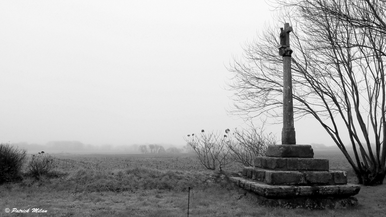 Plouguin, přejít, croix, noiretblanc, Černý a bílý, Noir, blanc, černobílý, nb, tělesné, Černá, bílý, střecha, toit, budova, immeuble, okno, Fenetre, architektura, patrimoine, Pierre, kámen, Skála, porte, dveře, podepsat, affiche, označení, brána, portail, stěna, mur, escalier, schody, saariysqualitypictures, volet, uzávěrka