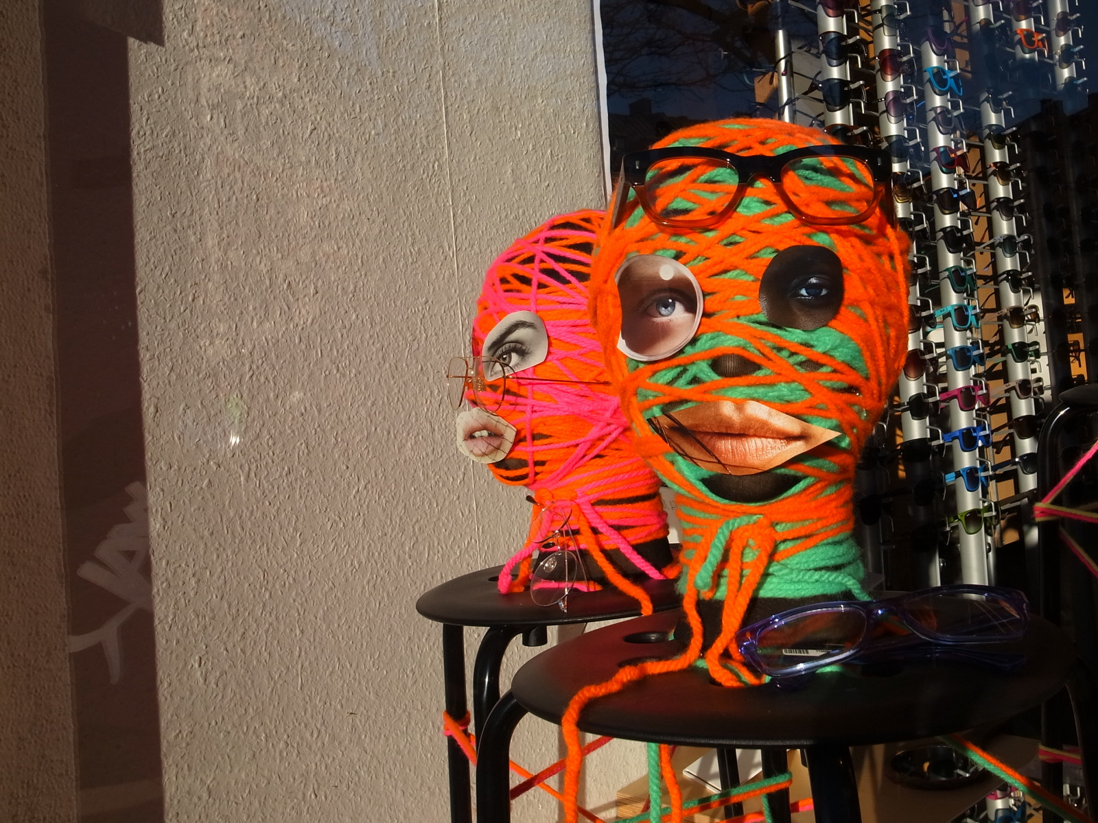 město, ulice, strašidelný, koláž, městský, maska, chůze, Tiki, UMĚNÍ, prodejna, obchod, hlava, brýle, moderní umění, maska, frankenstein, glassess