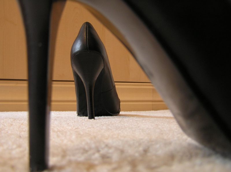 είδη υπόδησης, ψηλοτάκουνα υποδήματα, παπούτσι, product design, ανθρώπινο πόδι, παρκέ