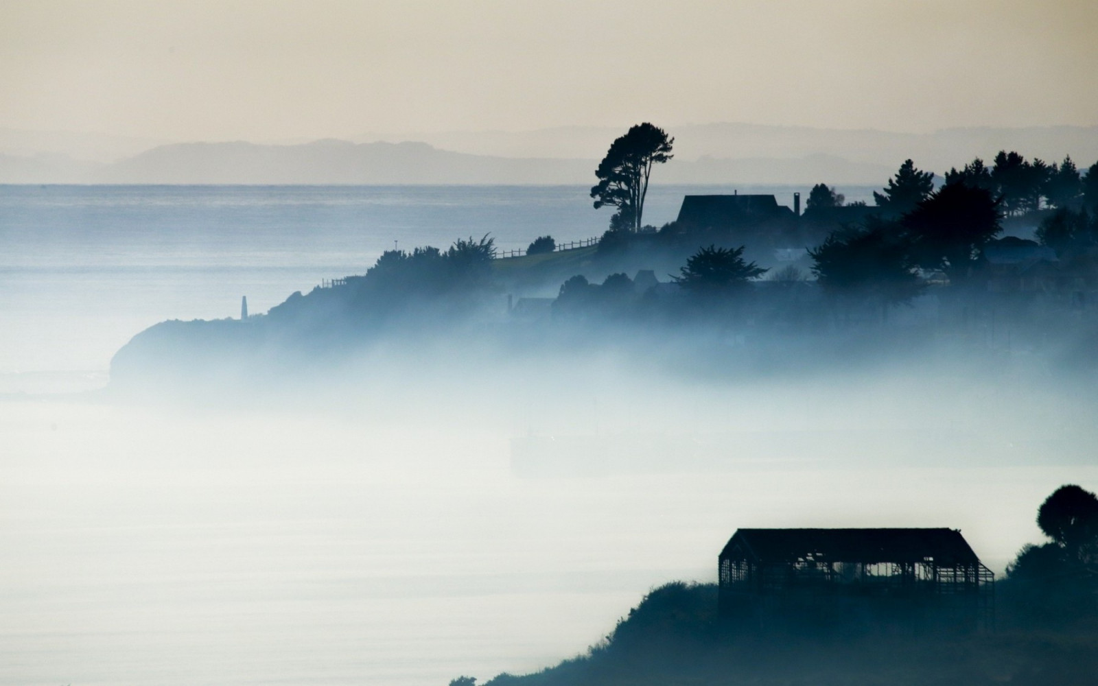 krajina, moře, Příroda, odraz, nebe, svítání, modrý, vesnice, ráno, mlha, pobřeží, horizont, atmosféra, Arktický, Chile, soumrak, opar, mrak, mlha, hora, počasí, svítání, oceán, vlna, atmosférický jev, počítač tapeta, Atmosféra Země, 1800x1125 px