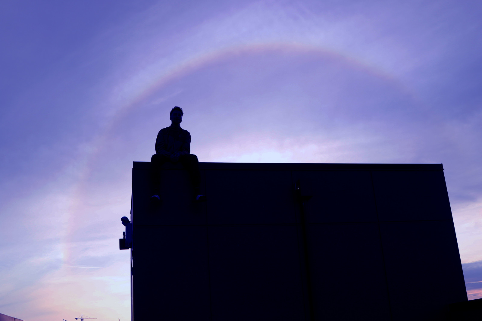 Wallpaper man, silhouette, roof, night, sky 5472x3648 wallup