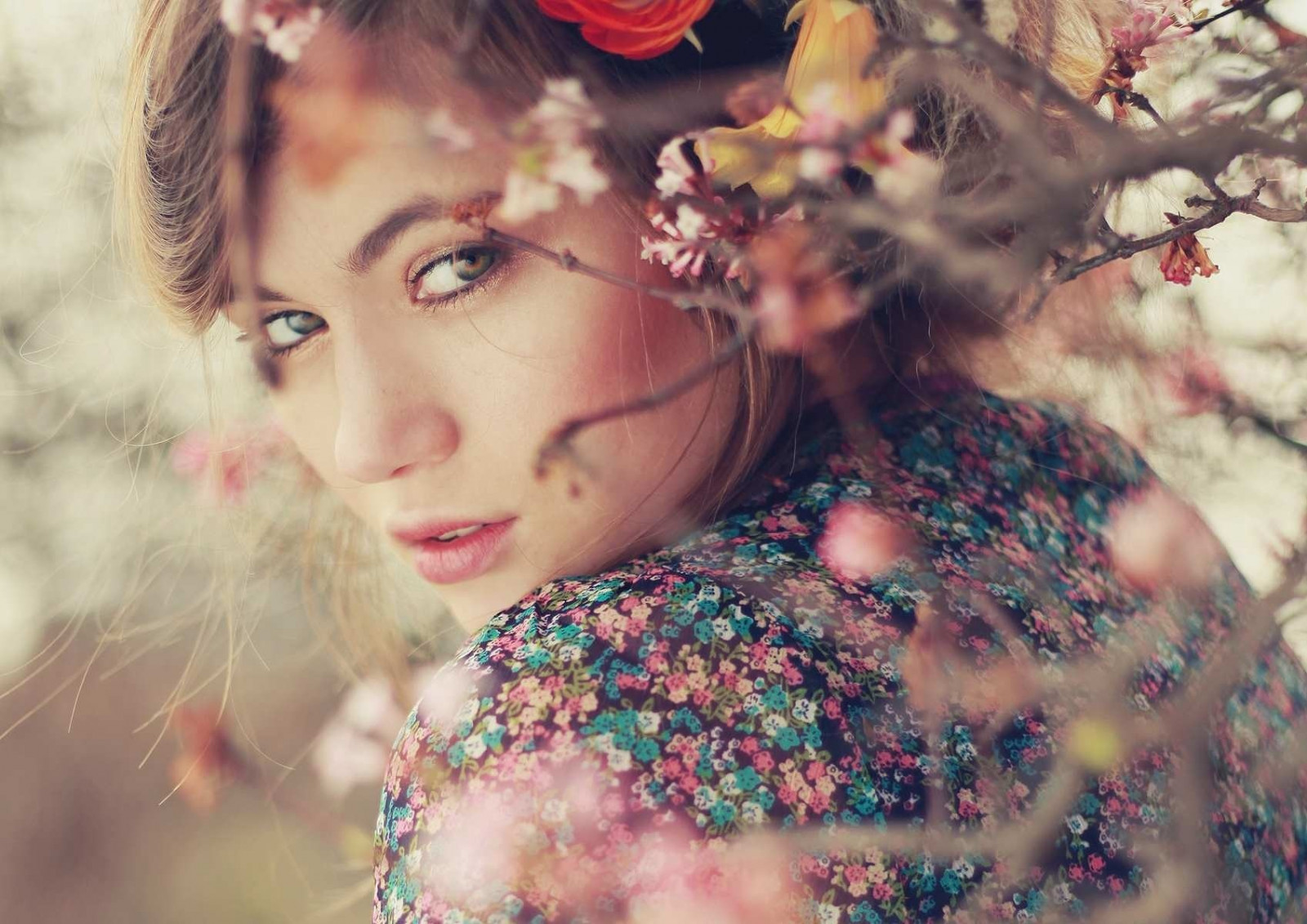 ใบหน้า, ผู้หญิงนอกบ้าน, ผู้หญิง, โมเดล, แนวตั้ง, กำลังมองหาผู้ชม, สีแดง, การถ่ายภาพ, แต่งตัว, สาขา, แฟชั่น, อารมณ์, ฤดูใบไม้ผลิ, ผิวหนัง, สี, ฤดูใบไม้ร่วง, ดอกไม้, หญิงสาว, ความงาม, ฤดู, ตา, ผู้หญิง, ผู้หญิง, รูปถ่าย, ความหวาน, การถ่ายภาพบุคคล, การถ่ายภาพ, อวัยวะ