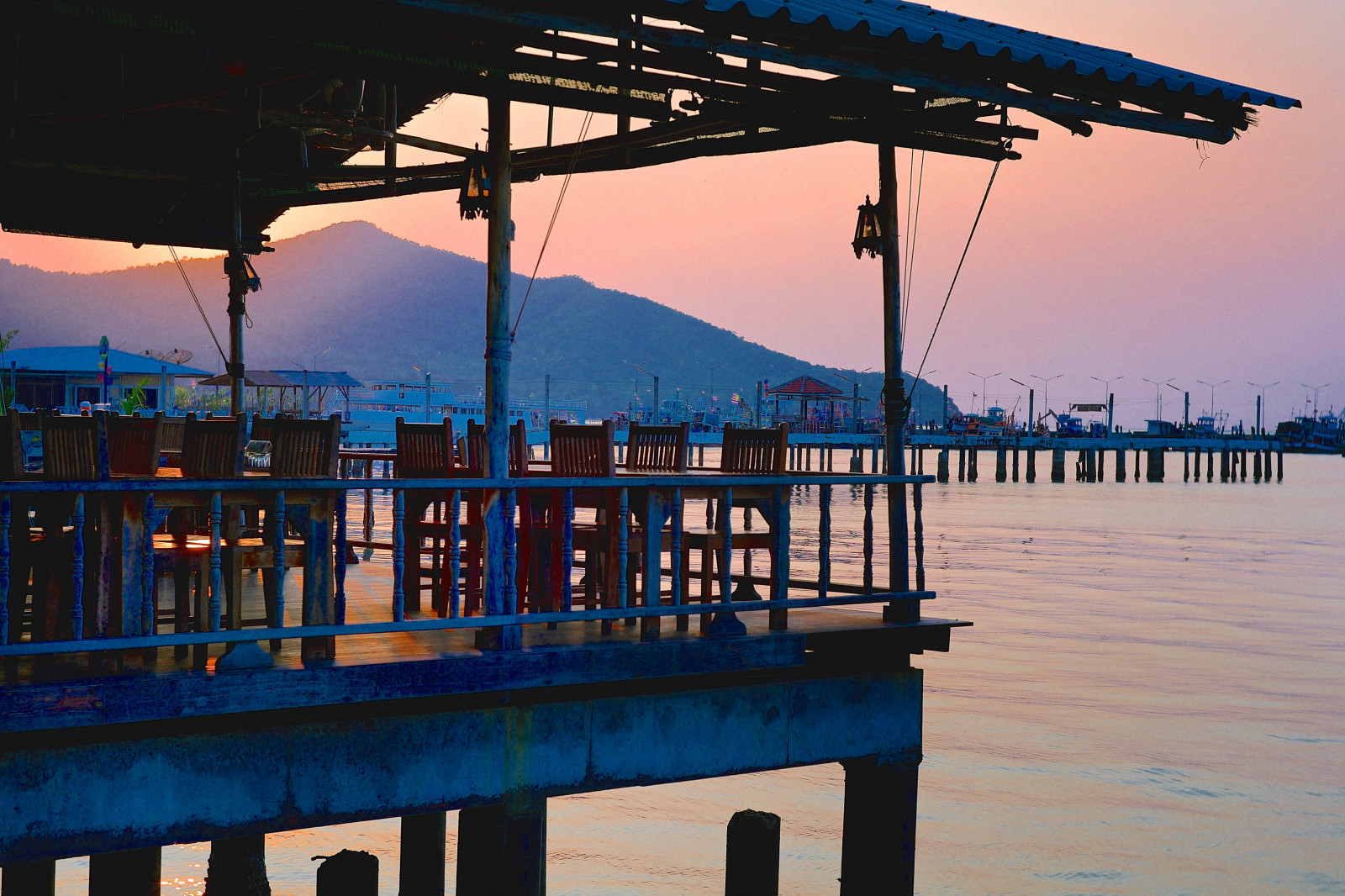 kontrast, loď, temný, západ slunce, moře, Asie, voda, odraz, asijský, stín, nachový, silueta, pláž, Dům, modrý, večer, most, slunce, Radost, obilí, molo, dok, soumrak, šťastný, Thajsko, Bangkok, jasný, orientální, Klid, mír, nosník, Thai, dovolená, venkovský, duality, Marina, východní, světlo, klidný, hora, východní, oceán, odpočinout si, klidný, Paz, siamský, siam, ASEAN, rozjímavý