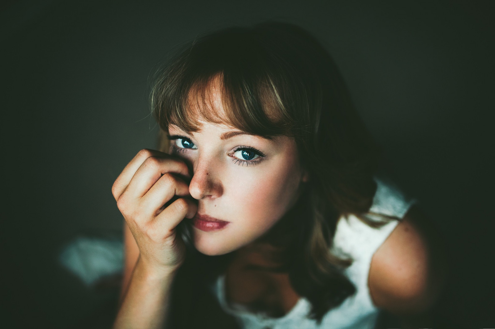 tvář, Černá, ženy, model, portrét, bruneta, při pohledu na diváka, fotografování, zpěvák, výstřih, vlasy, rukou na obličej, pusa, nos, emoce, Osoba, kůže, hlava, zpěv, dívka, krása, oko, žena, dáma, tma, účes, portrétní fotografie, focení, hnědé vlasy, mimika, orgán, zblízka