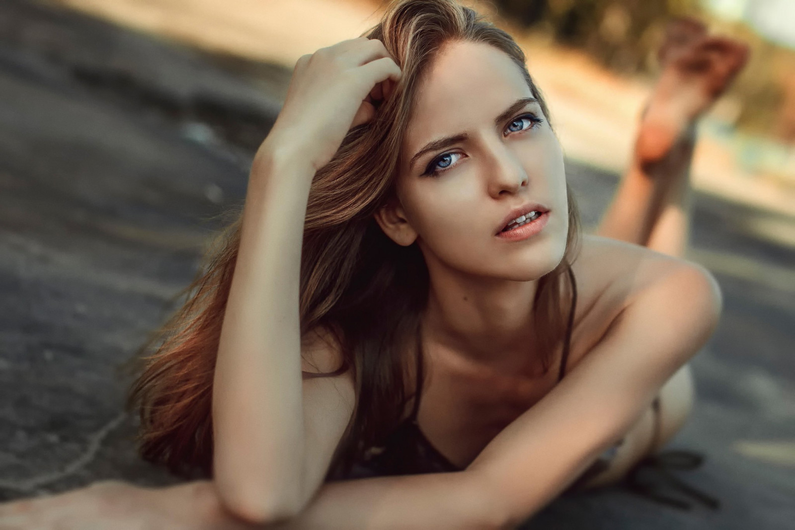tvář, ženy, model, portrét, dlouhé vlasy, Příroda, písek, fotografování, pláž, šaty, móda, vlasy, Osoba, kůže, supermodelka, dívka, krása, oko, žena, dáma, fotografie, obraz, účes, 2048x1367 px, lidských pozice, portrétní fotografie, focení, hnědé vlasy, umění model, Lidské tělo