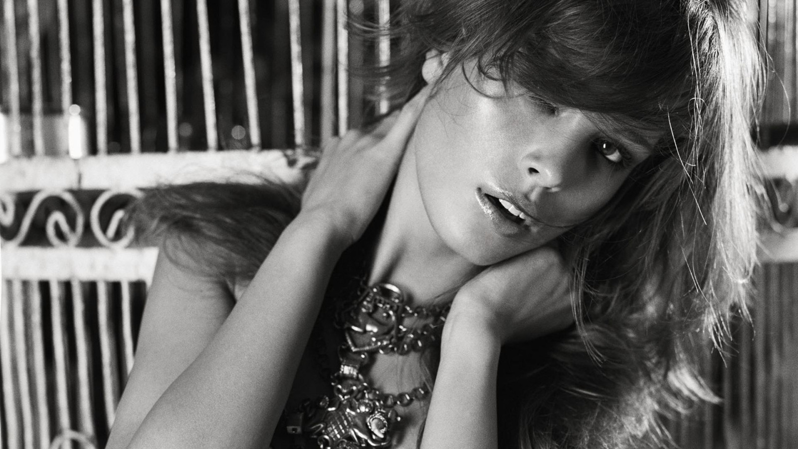 tvář, bílý, Černá, ženy, černobílý, model, portrét, dlouhé vlasy, bruneta, fotografování, šaty, móda, emoce, Osoba, supermodelka, Petra Nemcova, dívka, krása, oko, žena, dáma, fotografie, 1920x1080 px, Černý a bílý, monochromatické fotografování, portrétní fotografie, focení, hnědé vlasy, umění model