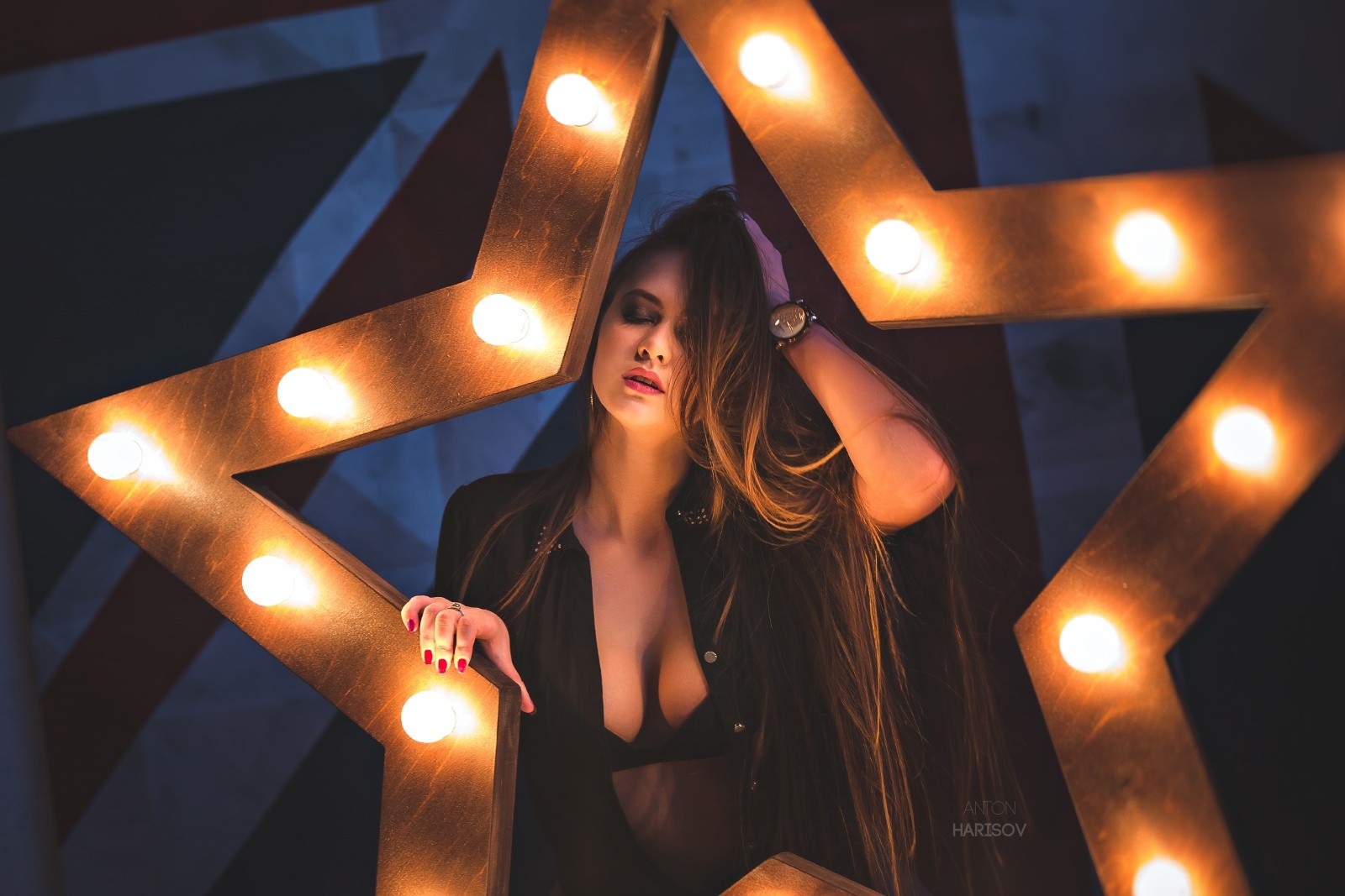 donne, modello, notte, brunetta, rossetto rosso, sfaldamento, reggiseni neri, leggero, palcoscenico, discoteca, performance art