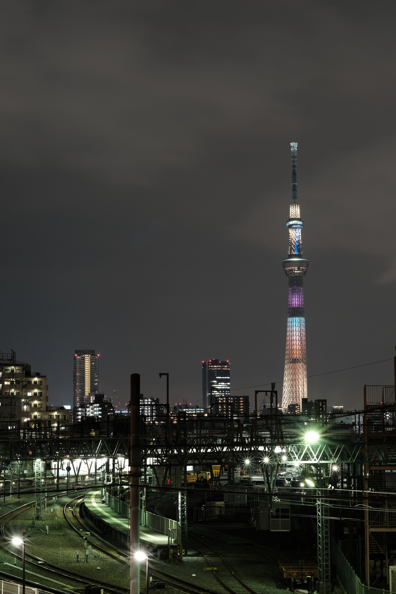 Japonsko, město, panoráma města, noc, architektura, odraz, panoráma, mrakodrap, večer, věž, horizont, soumrak, metropole, Tokio, Fujifilm, jp, Skytree, světlo, centrum, osvětlené, osvětlení, osvětlení, fuji, tma, Fujinon, mezník, Tokyo Sky Tree, kanegafuchi, xf56mmf12r, xf56mm, XT1, lovelychocolat, urban area, Atmosféra Země, Metropolitní oblast, lidské osídlení, panelový dům