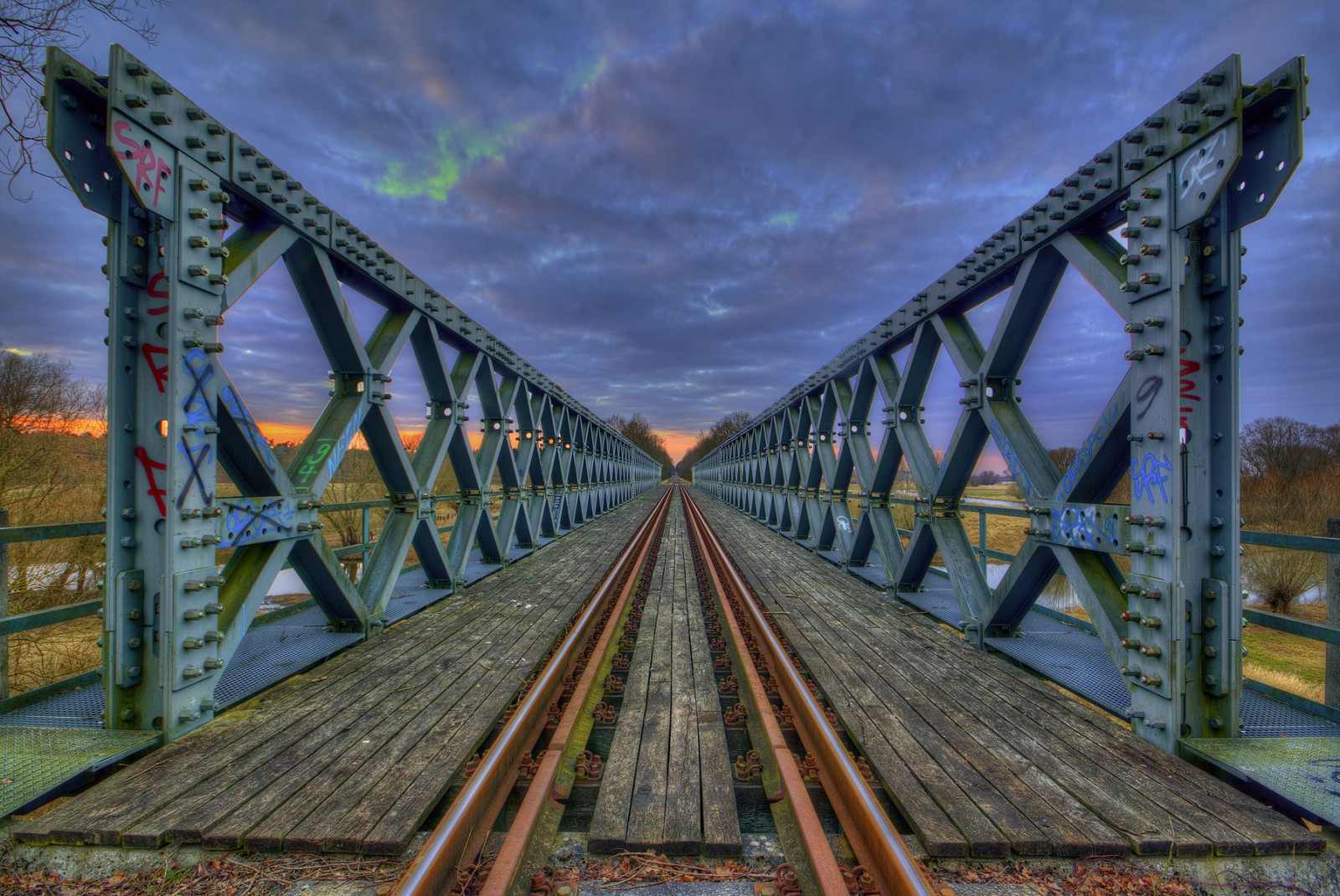 západ slunce, architektura, park, mraky, symetrie, Německo, most, řeka, Kánon, HDR, stopy, 2015, GIMP, Únor, tonemapping, zakalený, deutschland, dráha, mezník, architektur, sonnenuntergang, belichtungsreihe, mraky, br CKE, Photomatix, Fluss, photoscape, eos70d, norddeutschland, ultrawideangle, Niedersachsen, lowersaxony, zábavní park, zábavní jízda, nonbuilding struktura, koleje, BEW LKT, bracketing, Wendland, l chowdannenberg, hdrtm, canoneos70d, maikrichter, metalmaik, maikrichterphotography, maikrichterfotografie, zonerphotostudio16pro, jeetzel, únor, trainbridge, ultraweitwinkel, sigmaex1020mm, eisenbahnbr CKE, bahnschienen, eisenbahnschienen, seerau, příhradový most