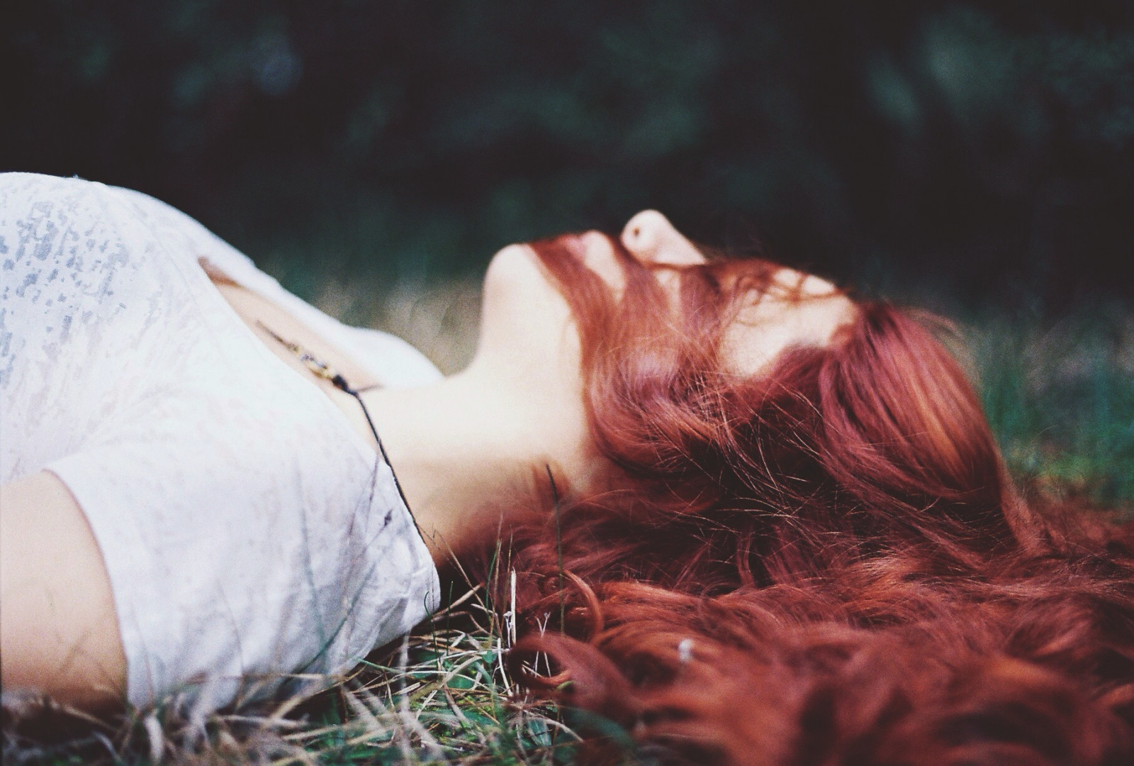 tvář, slunečnímu záření, les, lidé, model, portrét, zahrada, dlouhé vlasy, Červené, tráva, fotografování, zelená, móda, vlasy, džungle, fotoaparát značky kodak, Válec, 6x6, světlo, dívka, krása, přírodní, oko, žena, mladý, analogový, film, 66, analog, filmisnotdead, ret, zrzavé vlasy, portra, střední, formát, 120, portrétní fotografie, 160, Norita