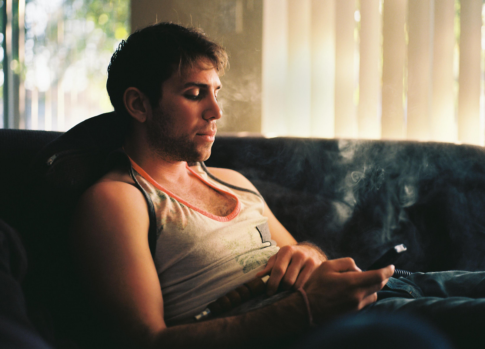 Kalifornie, modrý, světlo, západ slunce, chlupatý, hnědý, slunce, bílý, kostky, muž, UMĚNÍ, 120, MAMIYA, film, pláž, okno, Krásná, dívej se, Sluneční svit, Zach, kontrast, analogový, temný, vlasy, odpočinout si, 50mm, večer, opar, odpoledne, nádrž, dospělý, přírodní, BEN, angeles, fotoaparát značky kodak, horní, kouř, nízký, Neděle, mladý, relaxační, kostrbatý, špinavý, kouření, gauč, džíny, chlazení, líný, rolety, Denim, střední, formát, 100, benjamín, 20, mlhavý, rit, duby, něco, chlad, Sherman, wifebeater, Vodní dýmka, psaní, kavkazský, Silverman, 80mm, ektar, reddit, 645j, ranalog, disinger