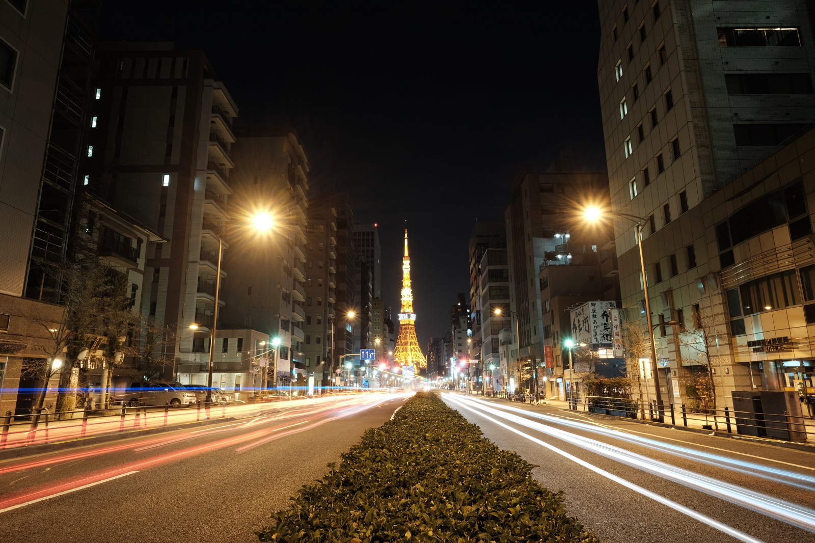 pouliční osvětlení, město, ulice, panoráma města, noc, architektura, silnice, večer, věž, provoz, město, metropole, Tokio, Fujifilm, infrastruktura, pěší, světlo, centrum, osvětlené, osvětlení, Fujinon, mezník, Tokyo Tower, x, XT1, čisté nebe, xf14mmf28r, xf14mm, pruh, urban area, Metropolitní oblast, lidské osídlení, sousedství, svítidlo