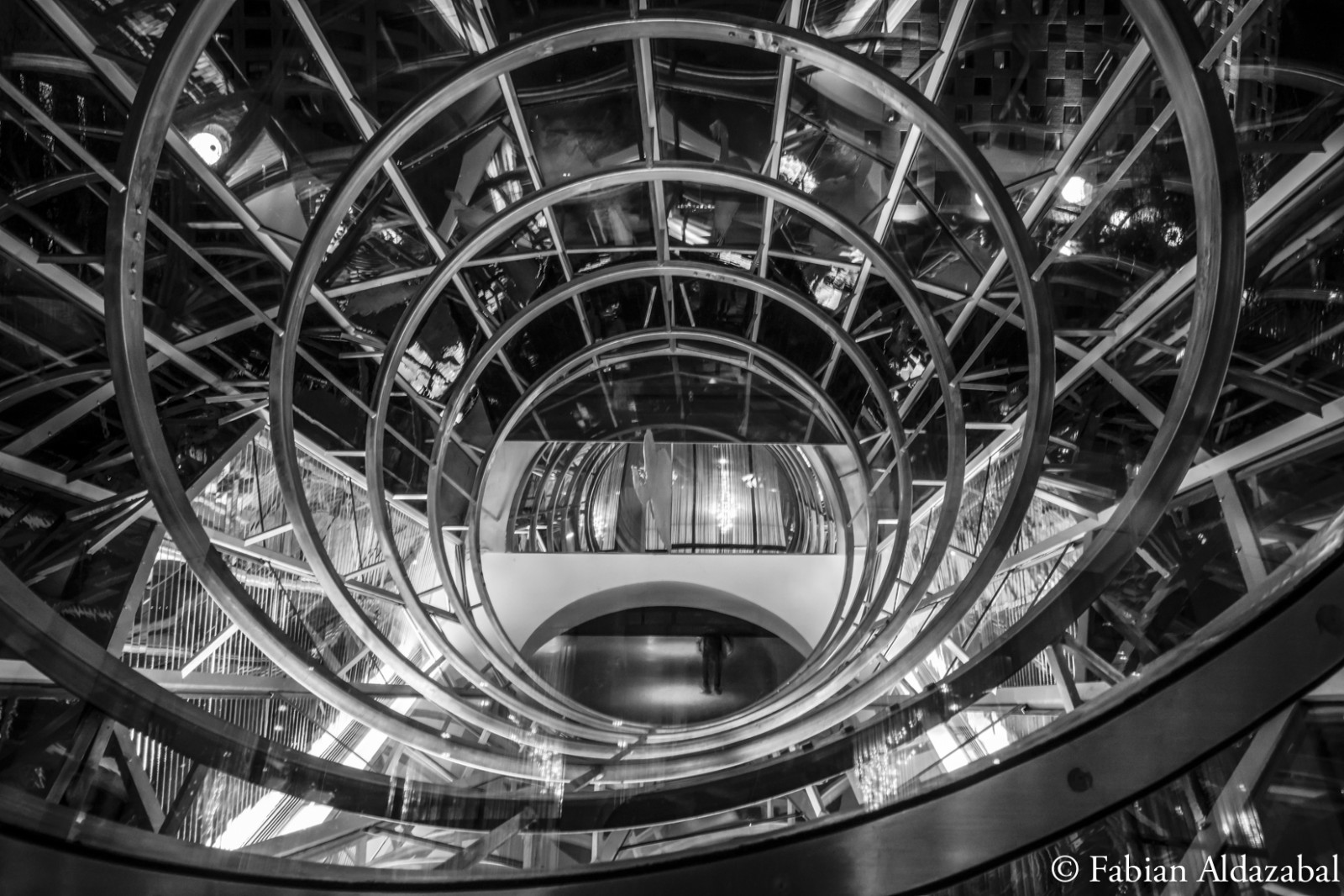 bílý, Černá, černobílý, temný, město, noc, architektura, městský, budova, interiér, nebe, fotografování, spirála, koule, symetrie, sklenka, kov, kruh, panoráma, fantazie, čáry, filozofie, pneumatika, metro, Montreal, metropole, metro, POV, perspektivní, struktura, nekonečno, úhel, jasnost, Níže, Pojem, světlo, centrum, podzim, stíny, Pohled, výše, široký, tělesné, oko, odrazy, kolo, Okna, pod, hloubka, sen, design, patro, podlaha, dno, Průhledná, pozorování, povrch, strop, portál, tma, okraj, vzdálenost, otevírací, kinematografie, vnější, zrcadla, Zůstatek, probuzení, nekonečný, sklon, počítač tapeta, Černý a bílý, monochromatické fotografování, denní osvětlení, automotive pneumatiky, psychologie, nevědomý, mluvil, vědom, oniric, spirály, jízdních kol, složitý, rozsah, pod, závěrečný, relativita, vzájemná závislost, nerovnováha, pravděpodobnost, stock photography