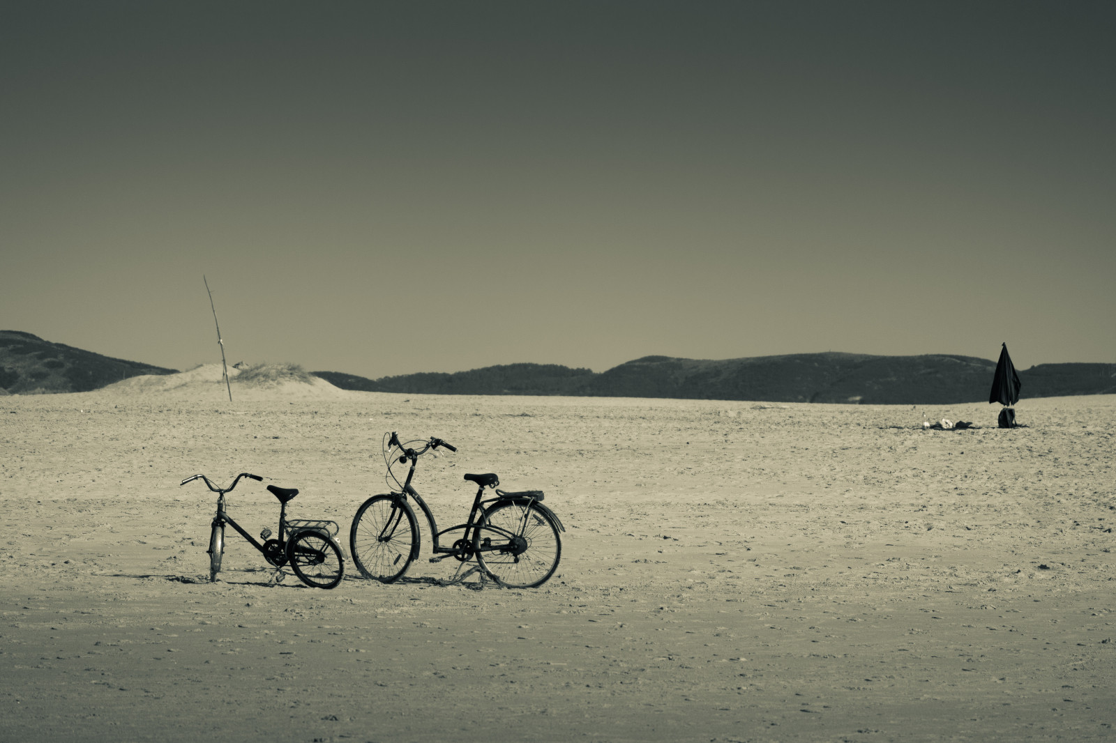 krajina, černobílý, moře, voda, pobřeží, písek, jízdní kolo, nebe, pláž, uklidnit, pobřeží, vítr, horizont, Portugalsko, dovolená, mrak, tělesné, oceán, 500D, canoneos500d, bicicleta, ekoregion, algarve, costavicentina, splittoning, Bordeira, Karrapateira, Praiadabordeira, Farodistrict