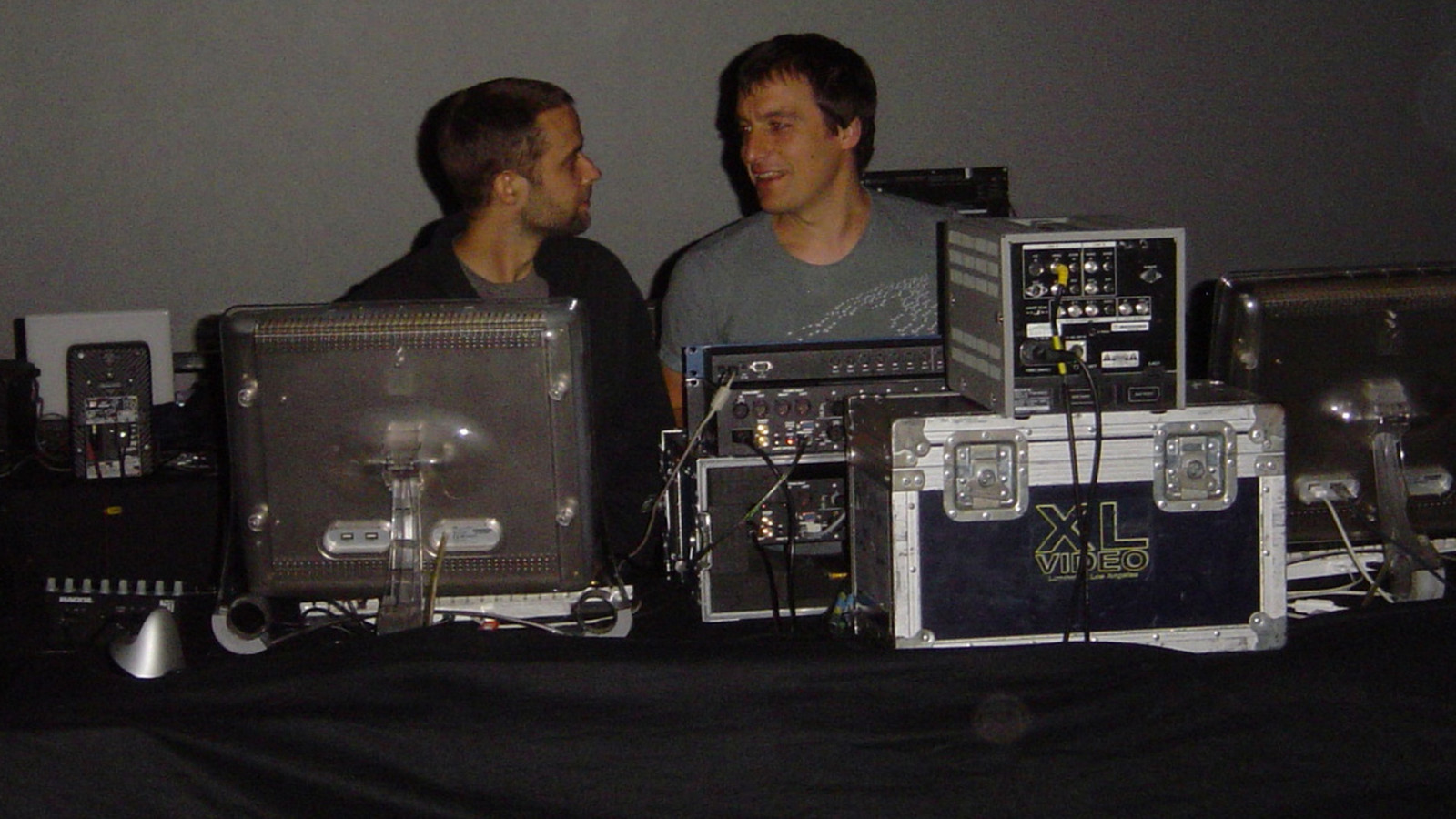 strumento musicale, ombra, tecnologia, plaid, Audio, elettronica, suono, Guarda, dispositivo elettronico, strumento elettronico, membri, altoparlante, tecniche, musical instrument accessory, session musician