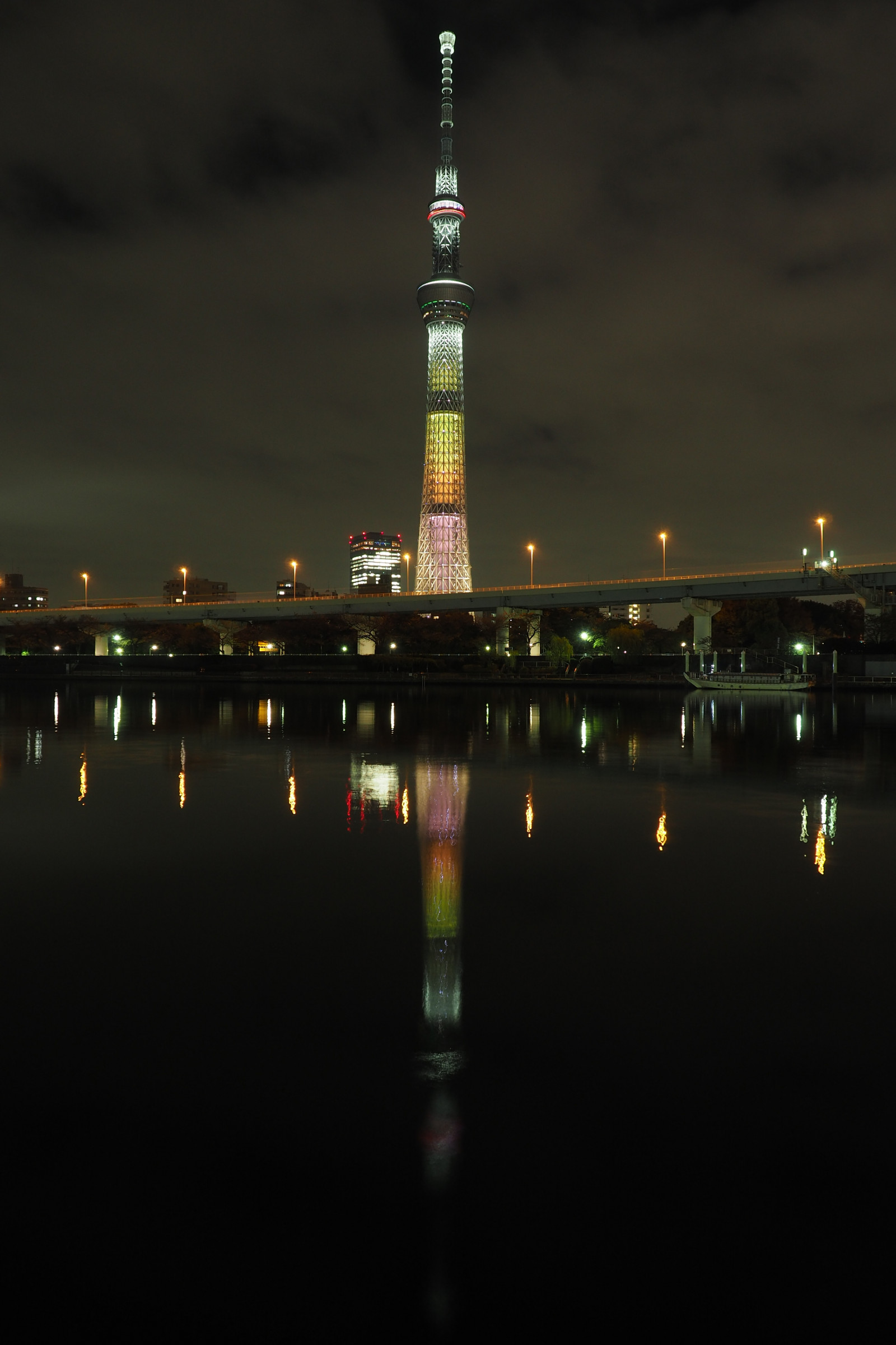 Japonsko, město, panoráma města, noc, architektura, odraz, panoráma, mrakodrap, večer, věž, most, horizont, soumrak, Tokio, Olympus, jp, Skytree, světlo, svítání, osvětlené, osvětlení, osvětlení, tma, mezník, Tokyo Sky Tree, mzuiko, OMD, EM5, omdem5, mzuikodigital1250mmf3563, mzuiko1250, em5mark2, omdem5mark2, Atmosféra Země